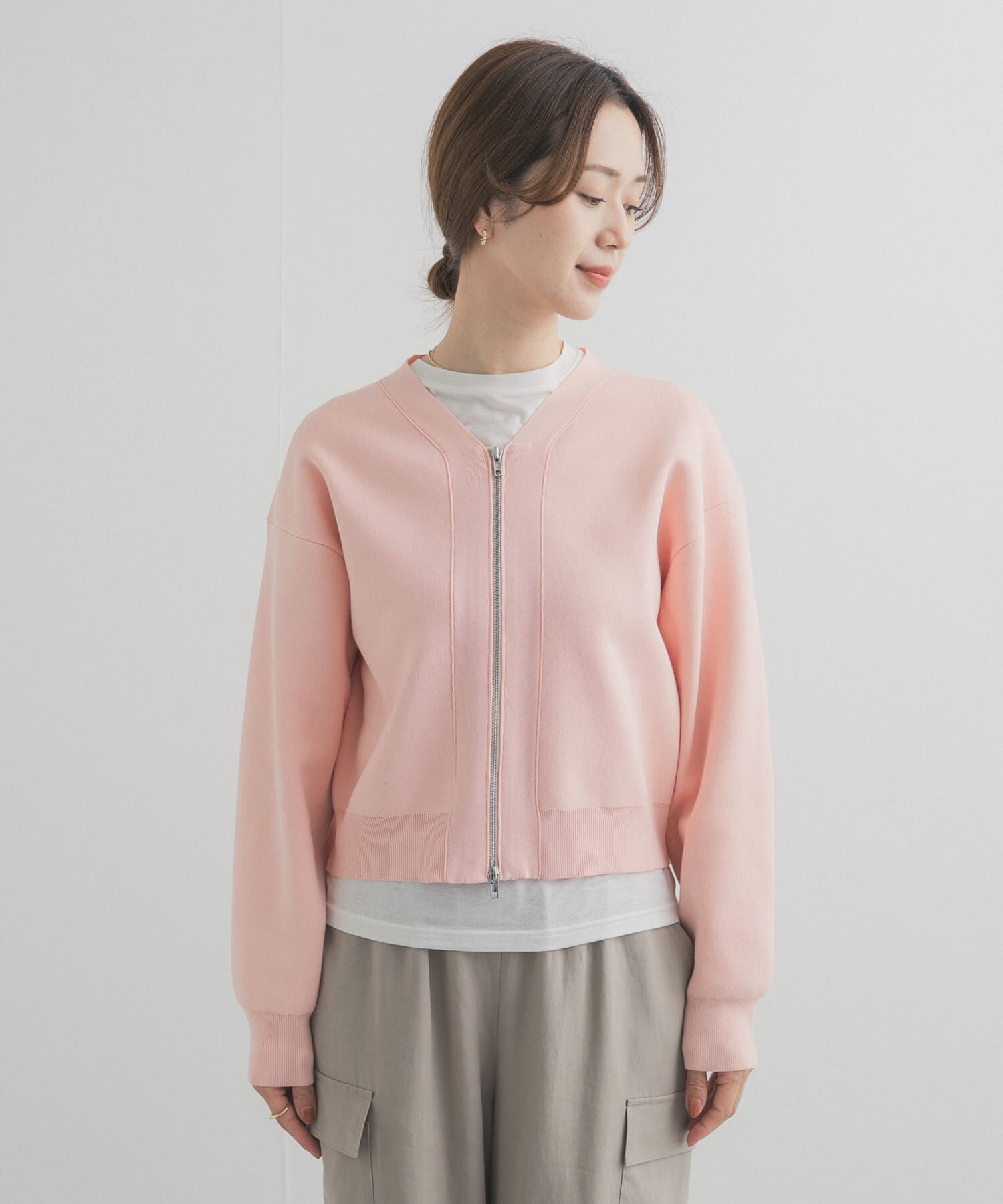 URBAN RESEARCH DOORS「『仁村紗和さん着用』『UR TECH Renew Knit』VネックZIPカーディガン」|カーディガン|