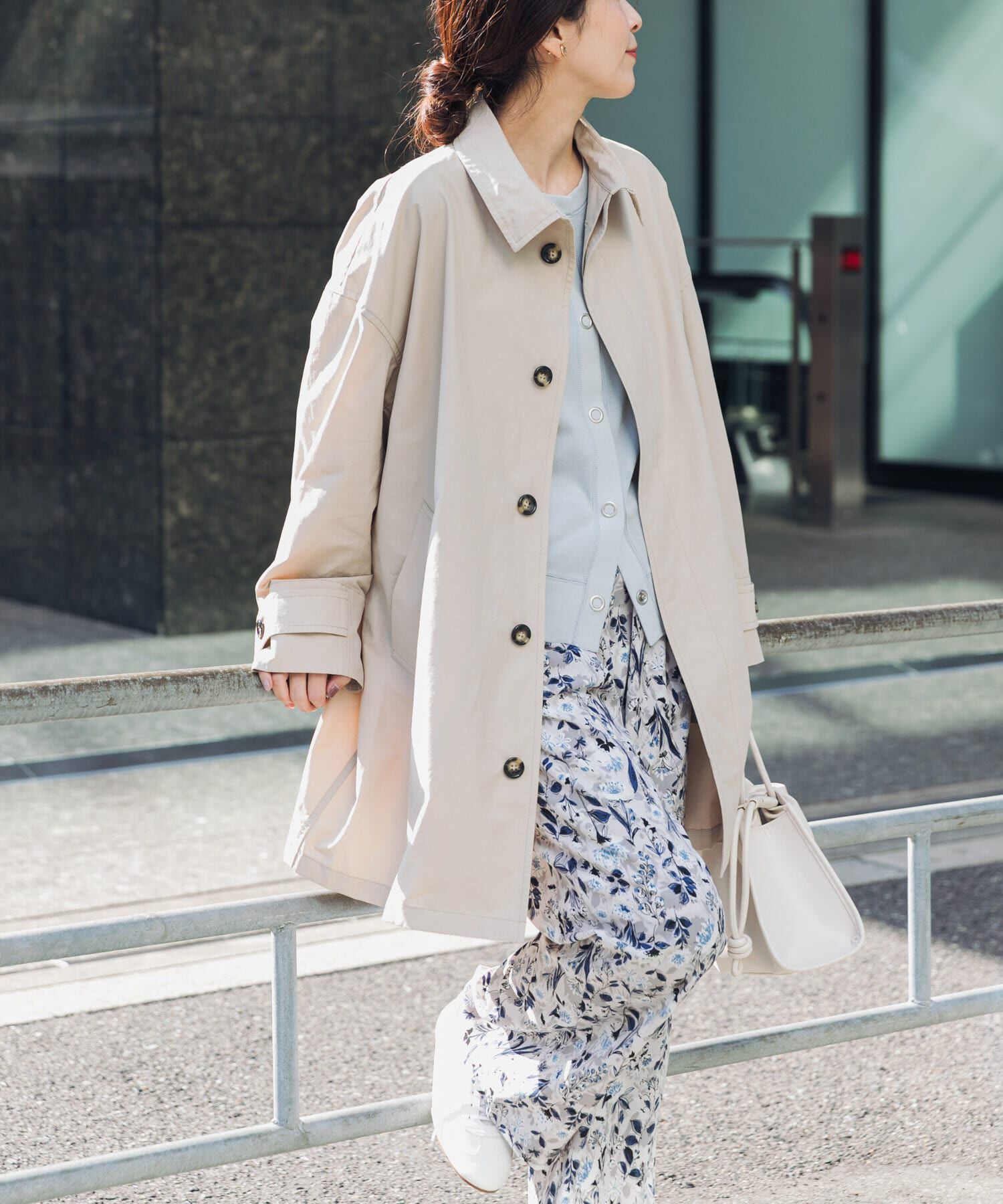 URBAN RESEARCH DOORS「『撥水』スタンドミドルコート」|ステンカラーコート|ライトベージュ