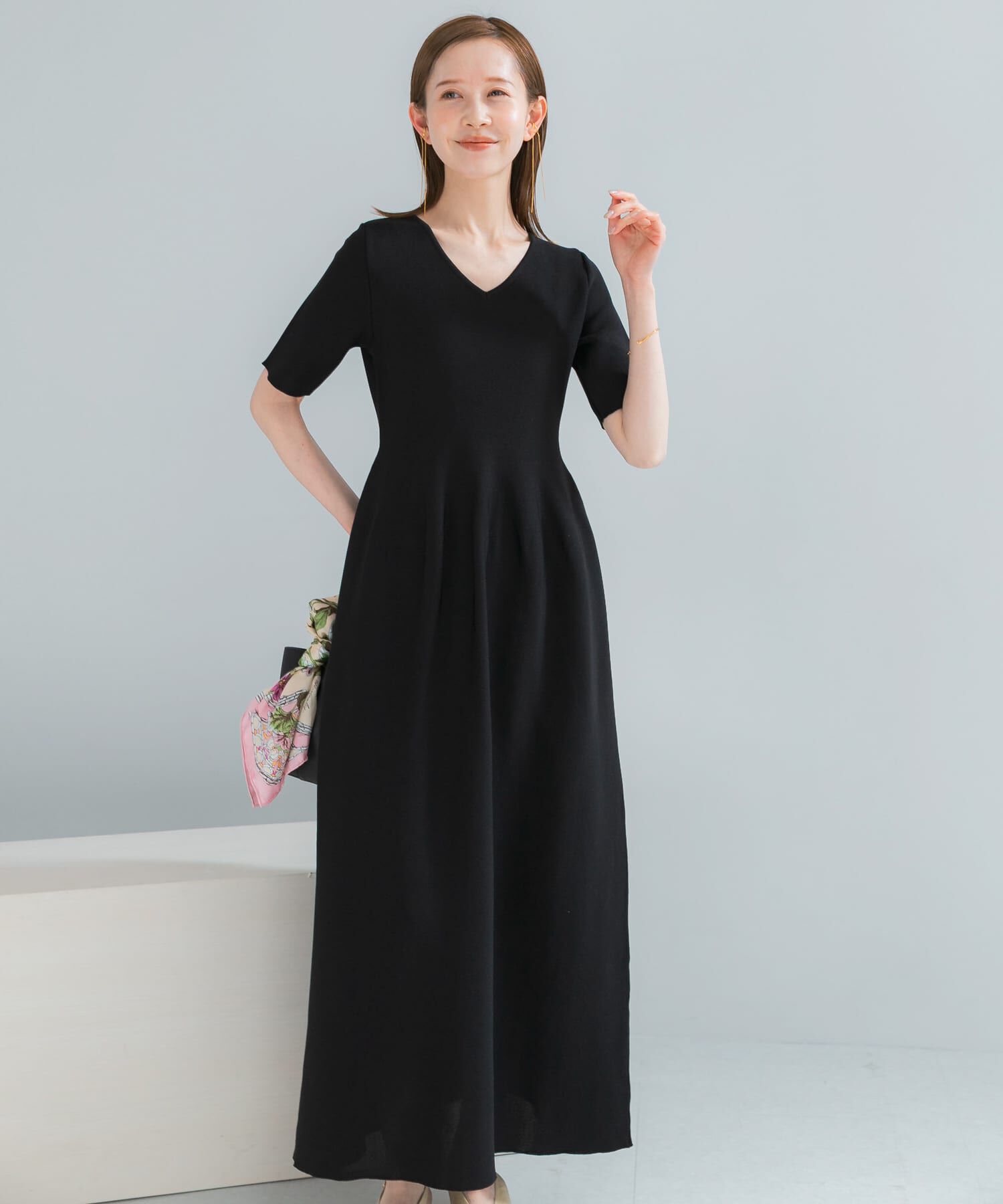 URBAN RESEARCH ROSSO「『一部WEB限定カラー』フォルムニットVネックワンピース」|ワンピース|ブラック