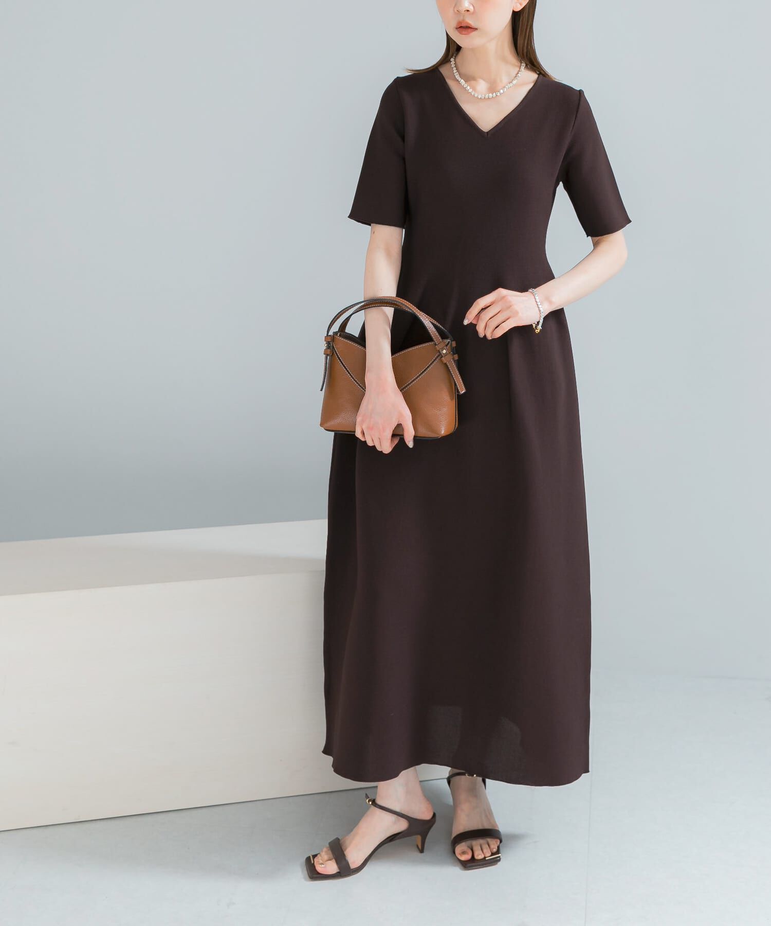 URBAN RESEARCH ROSSO「『一部WEB限定カラー』フォルムニットVネックワンピース」|ワンピース|ブラウン