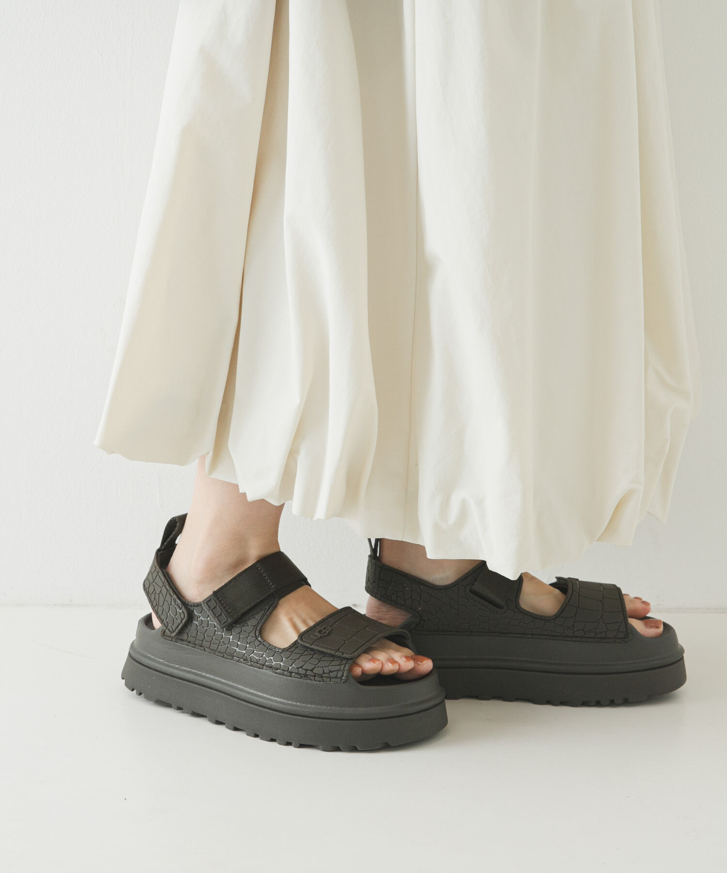 URBAN RESEARCH「UGG　W GOLDENGLOW EMBOSSED」|サンダル|ダークブラウン