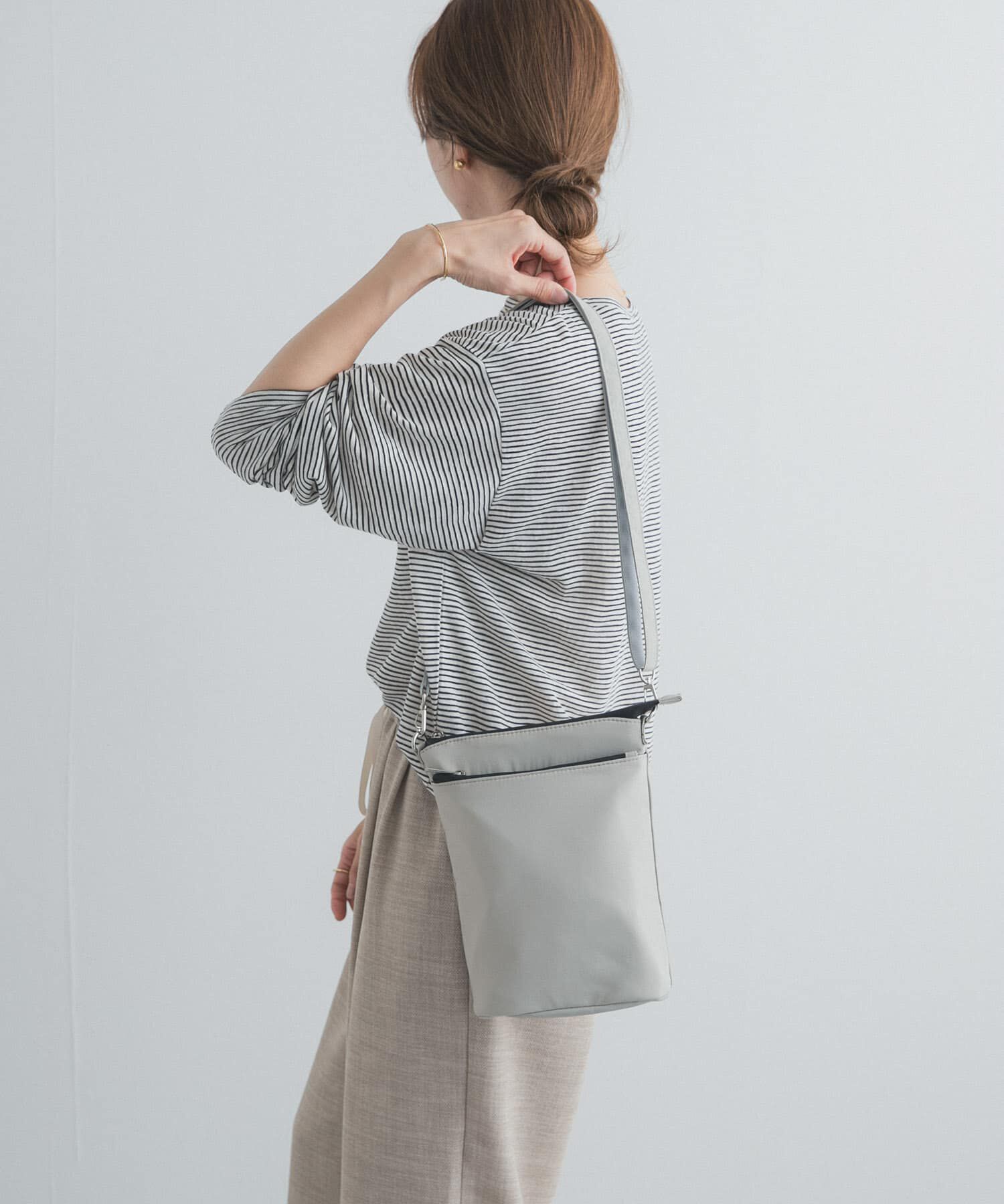 URBAN RESEARCH DOORS「撥水ショルダーバッグ」|ショルダー・メッセンジャー|ライトグレー