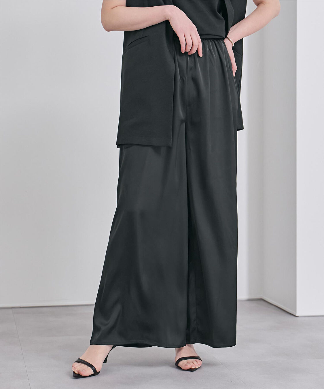 ur's「サテンイージードレープパンツ」|スラックス|