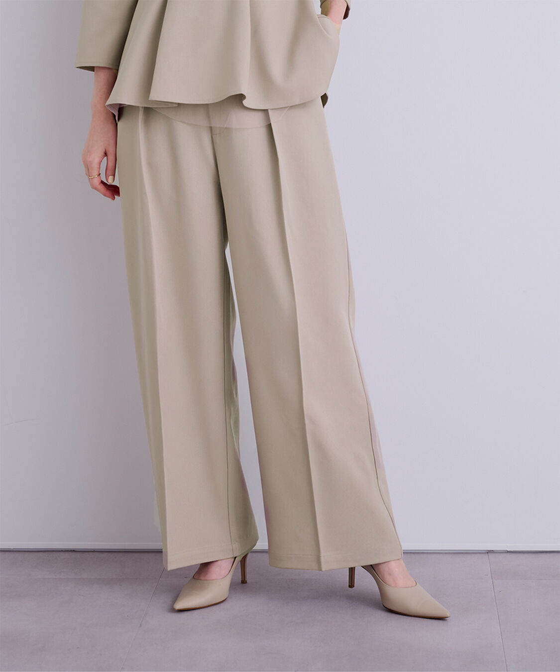 ur's「1タックセンタープレスワイドパンツ」|スラックス|グレージュ