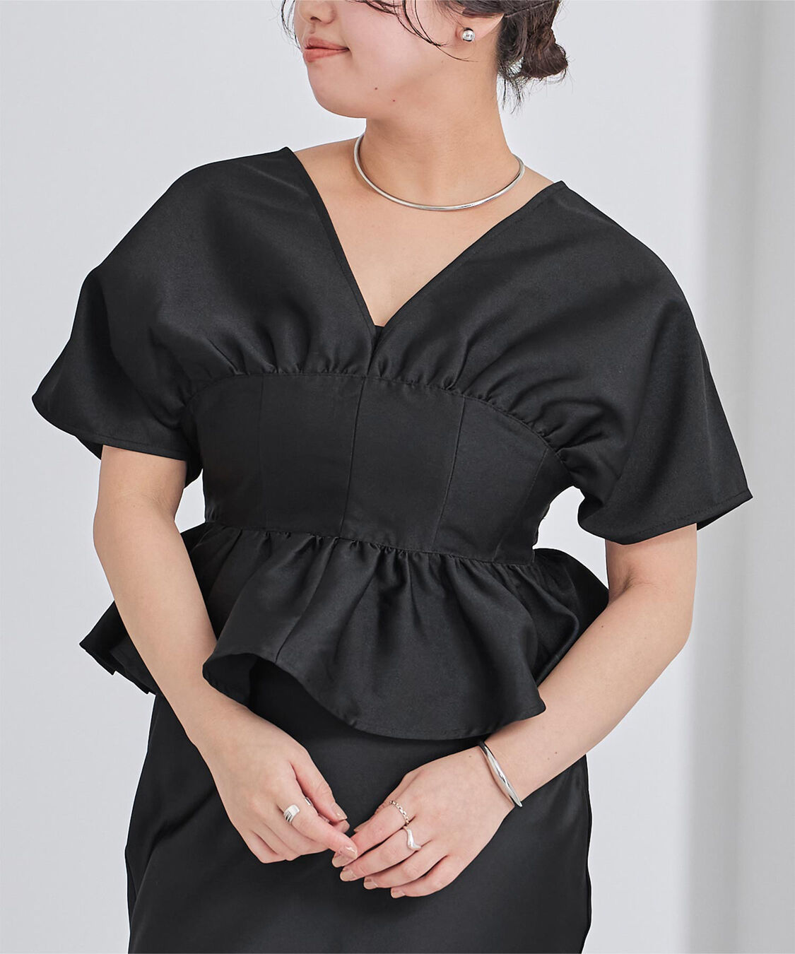 ur's「ﾃﾞｨｰﾌﾟVﾈｯｸｸﾛｯﾌﾟﾄﾞﾌﾘﾙﾄｯﾌﾟｽ」|Tシャツ・カットソー|ブラック