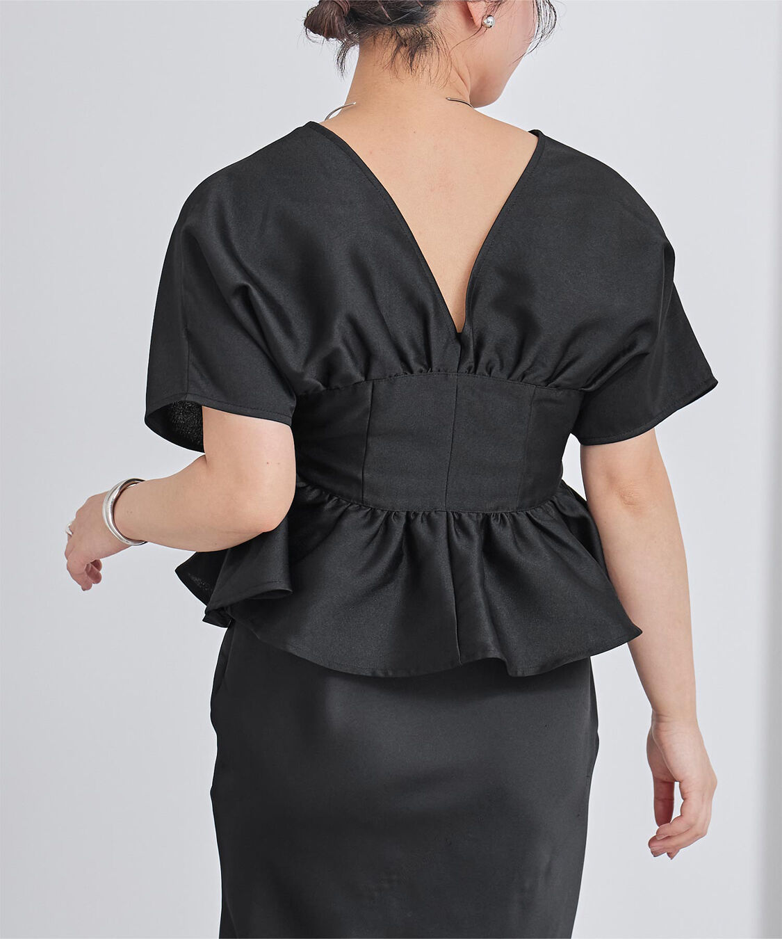 ur's「ﾃﾞｨｰﾌﾟVﾈｯｸｸﾛｯﾌﾟﾄﾞﾌﾘﾙﾄｯﾌﾟｽ」|Tシャツ・カットソー|