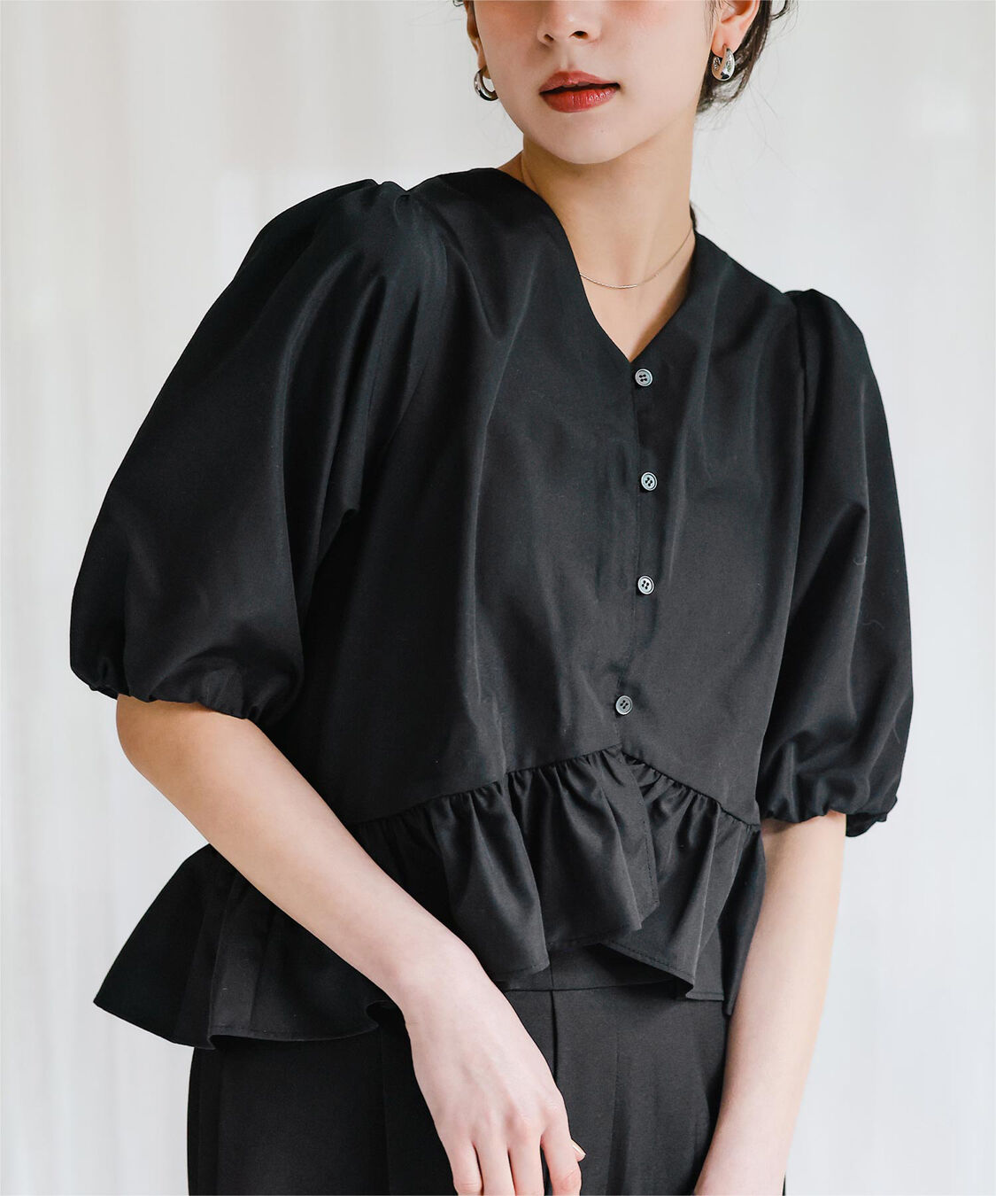 titivate「ペプラムギャザーパフスリーブブラウス」|シャツ・ブラウス|ブラック