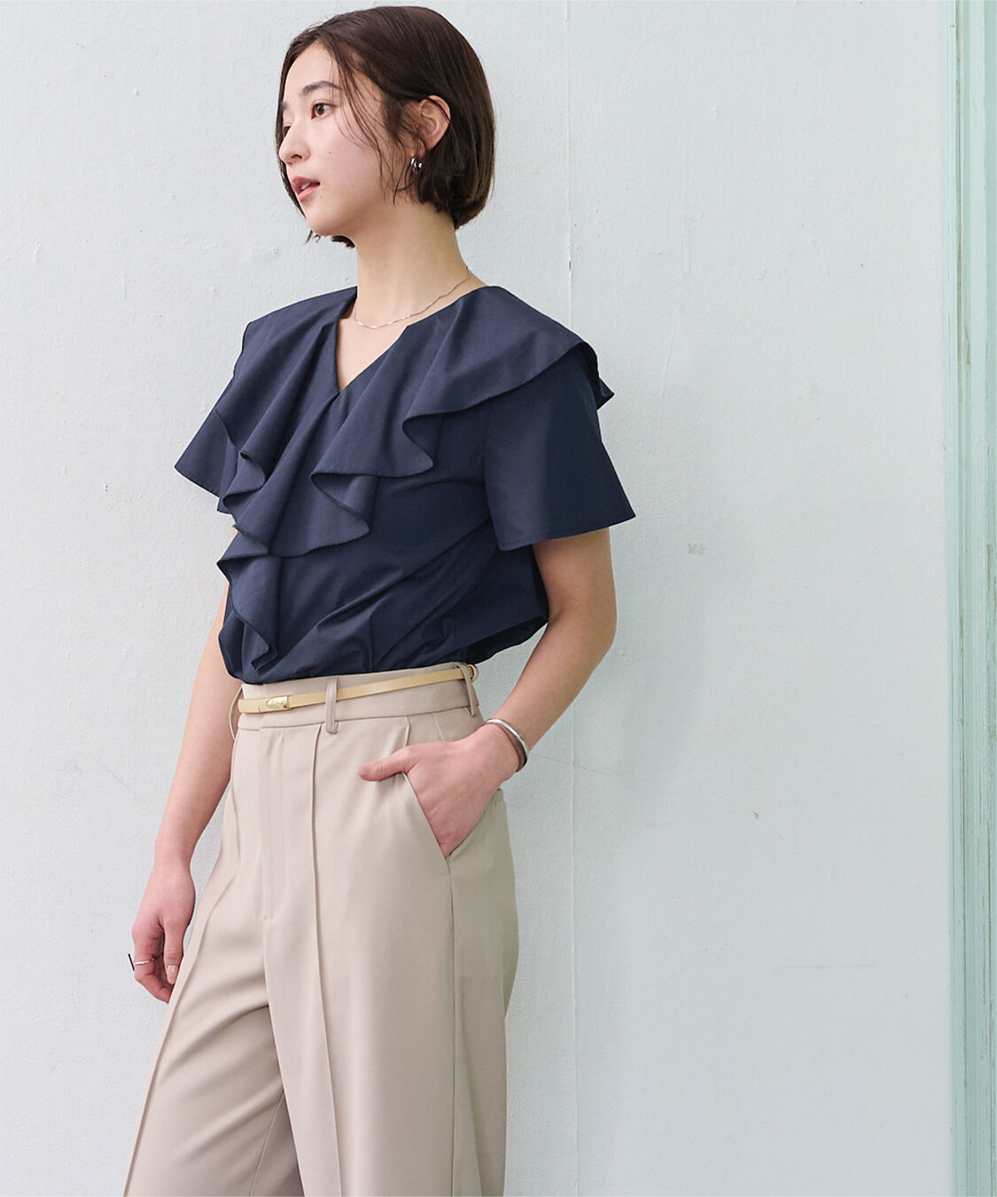 ur's「フリルVネックブラウス」|シャツ・ブラウス|