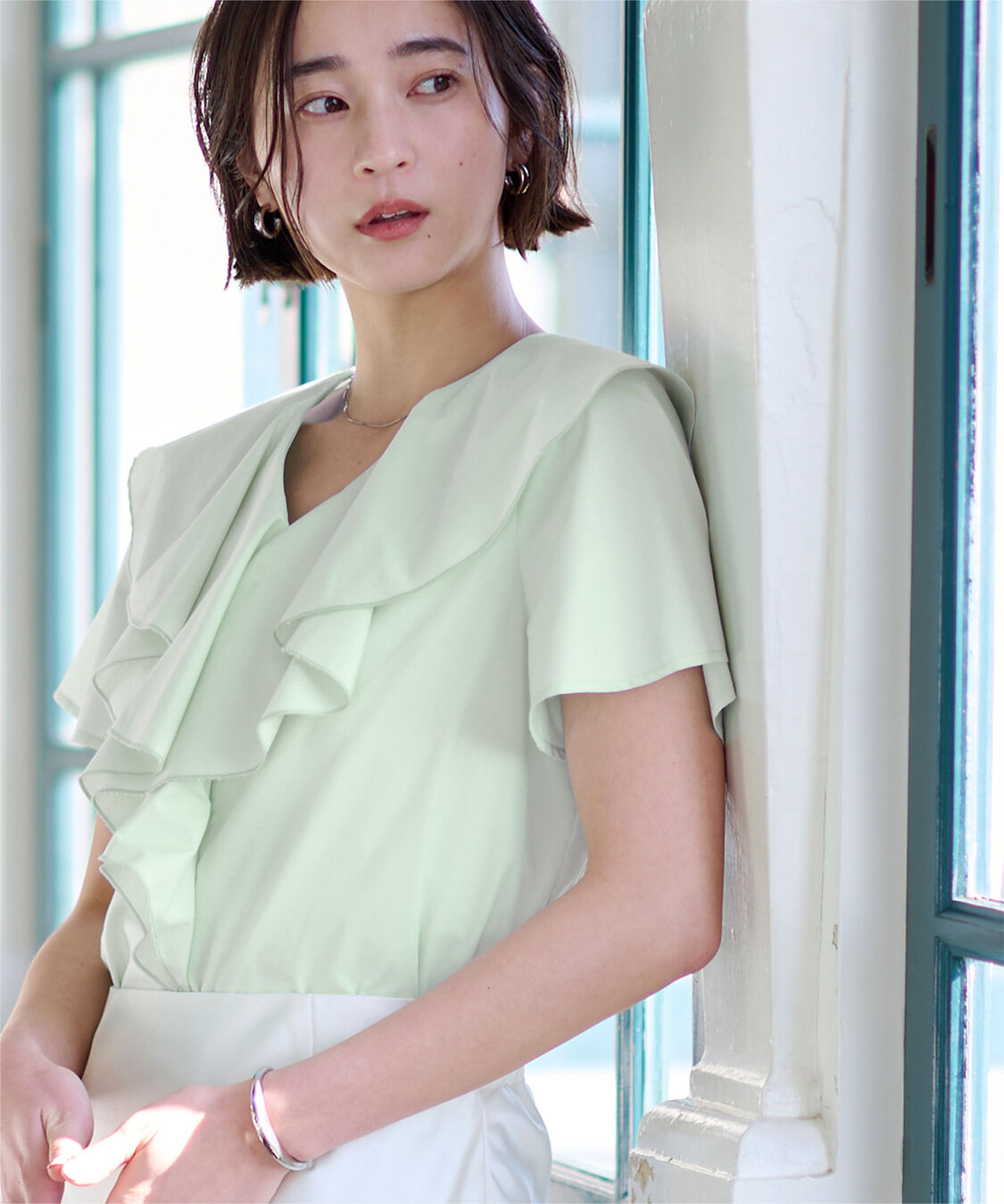 ur's「フリルVネックブラウス」|シャツ・ブラウス|