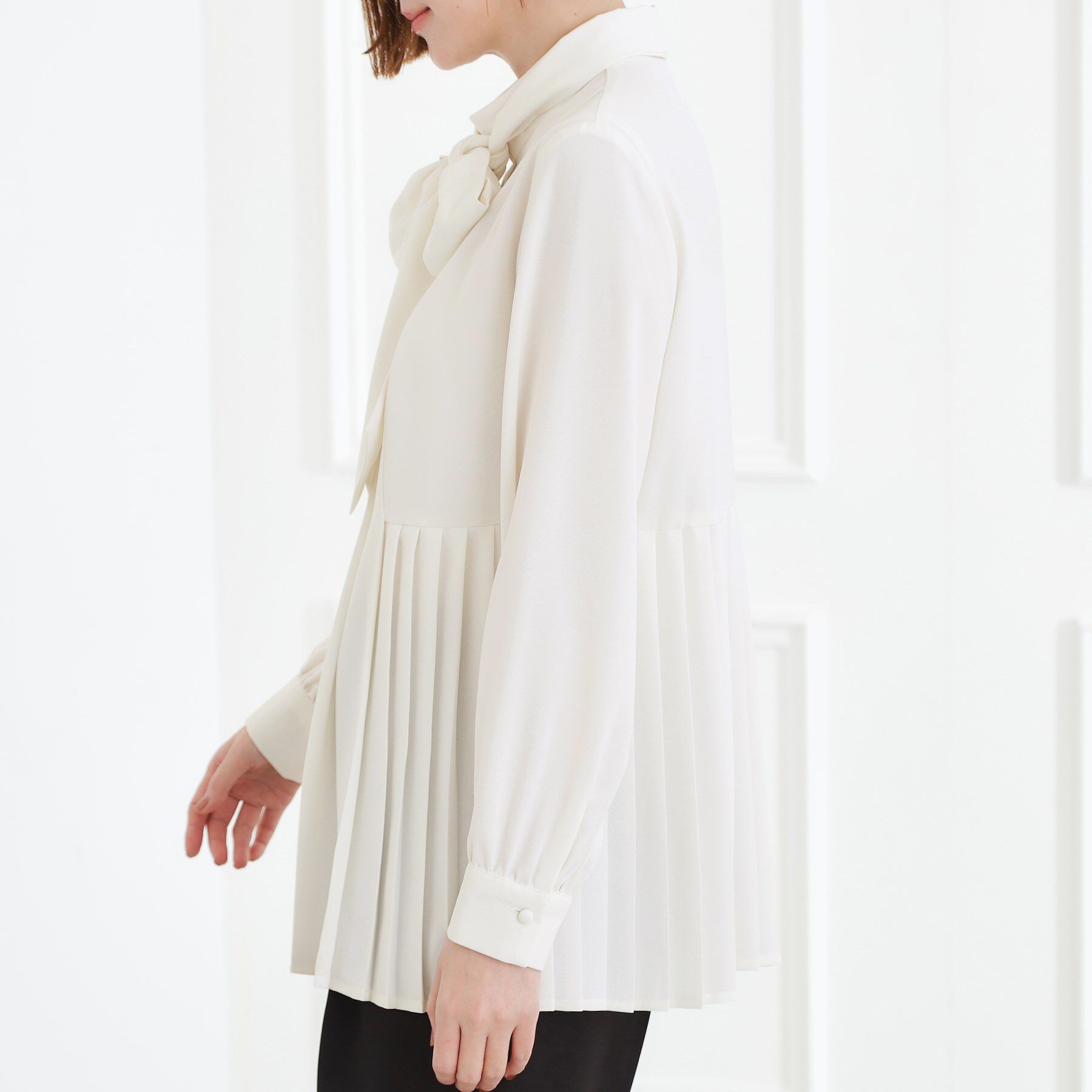 grove「【マシンウォッシュ/防シワ/UVカット】裾プリーツ取り外しボウタイブラウス」|シャツ・ブラウス|