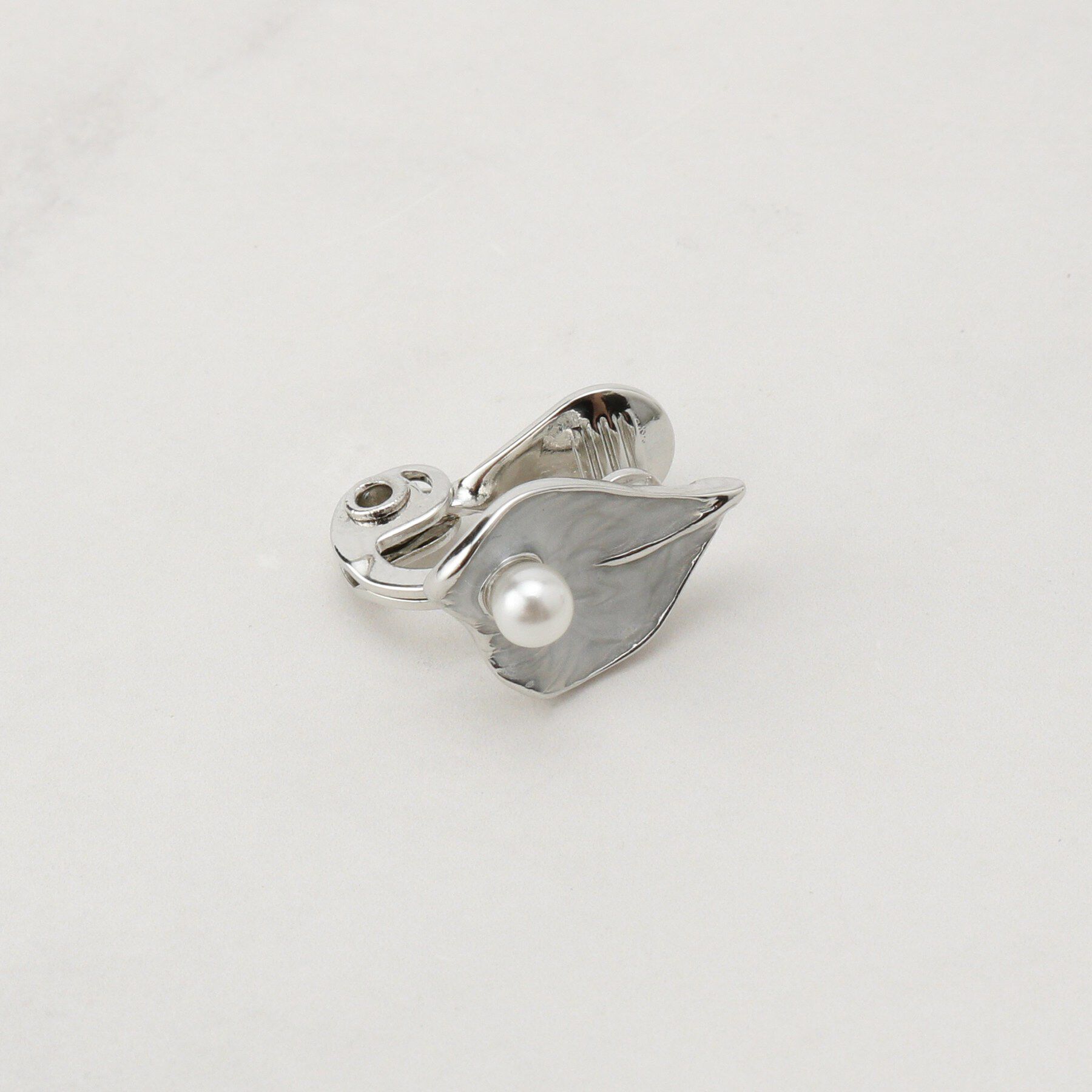 grove「【痛くなりにくい】メタルエポフラワーペタルイヤリング」|イヤリング|