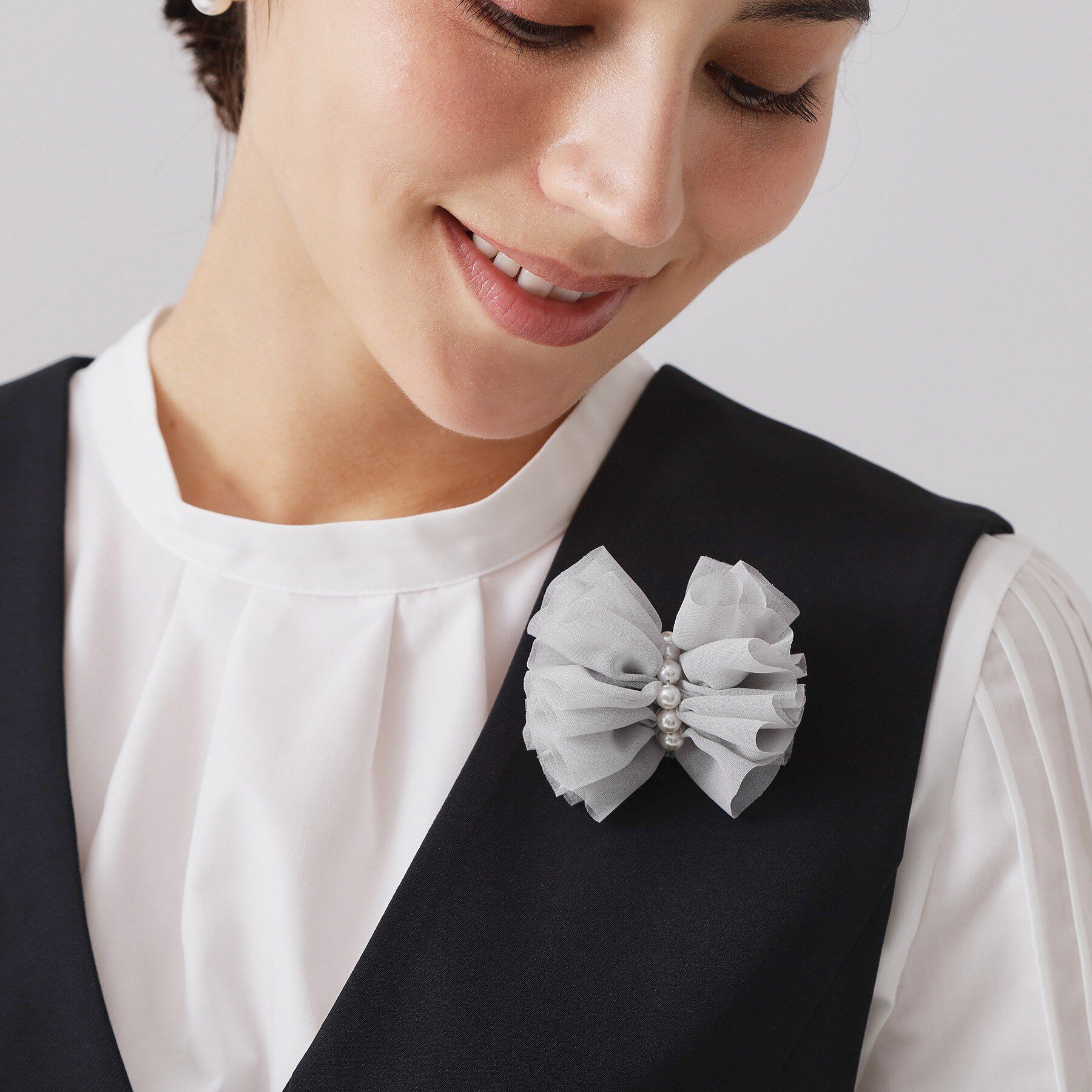 OPAQUE.CLIP「シフォン&times;フェイクパール リボン型コサージュ」|ブローチ・コサージュ|