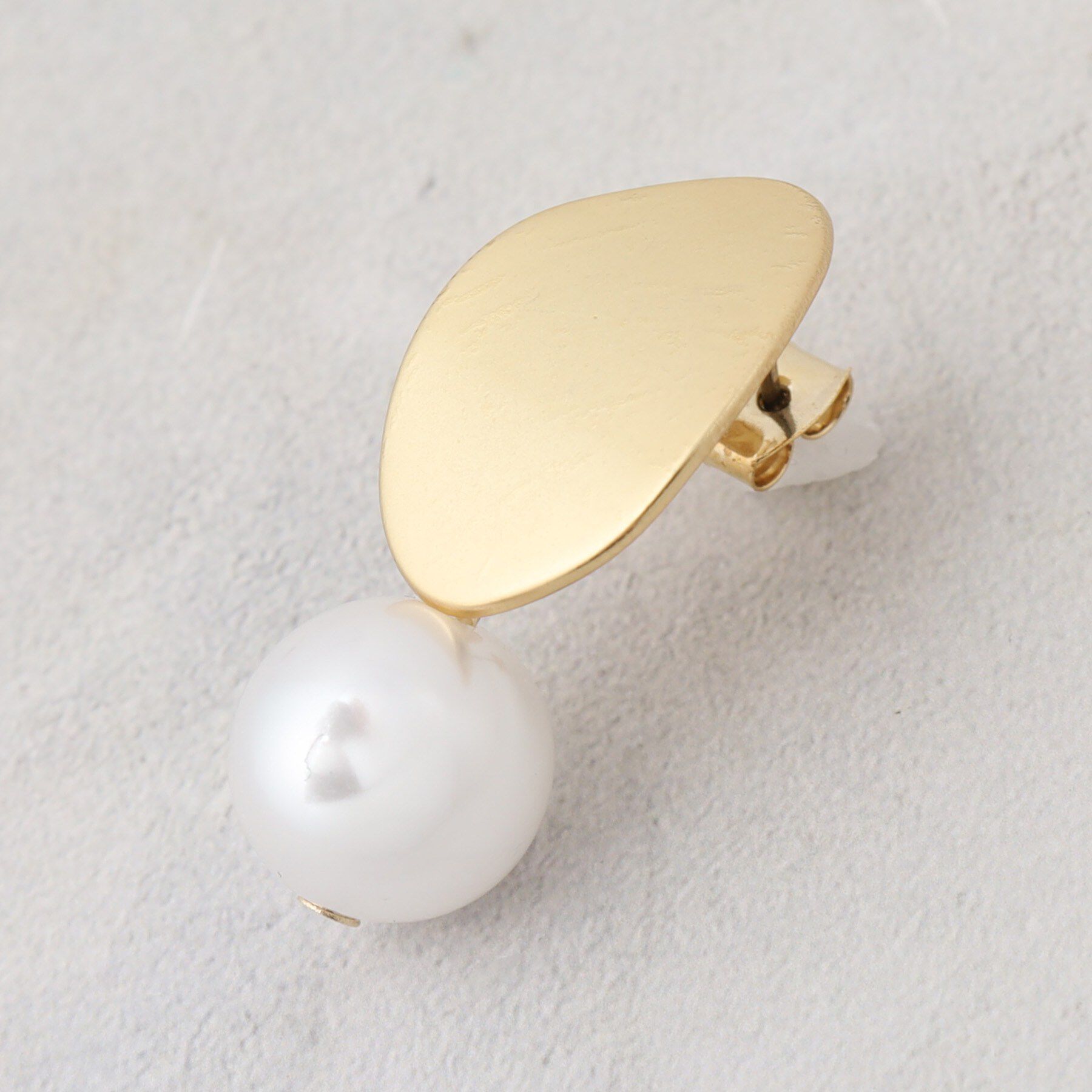 OPAQUE.CLIP「メタル&times;フェイクパール ボリュームピアス」|ピアス|