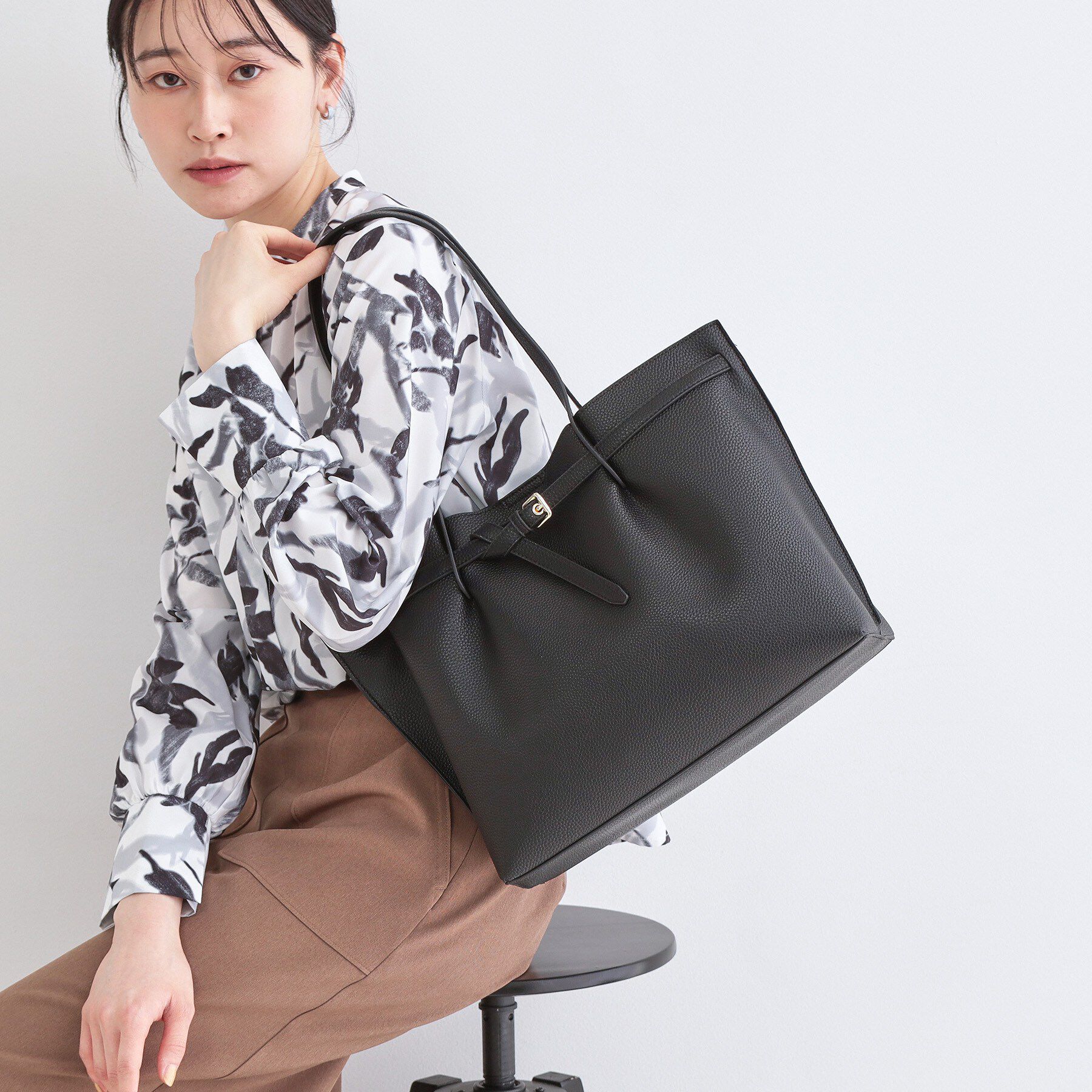 OPAQUE.CLIP「ベルトデザイン軽量シュリンク合皮A4トート」|トートバッグ|