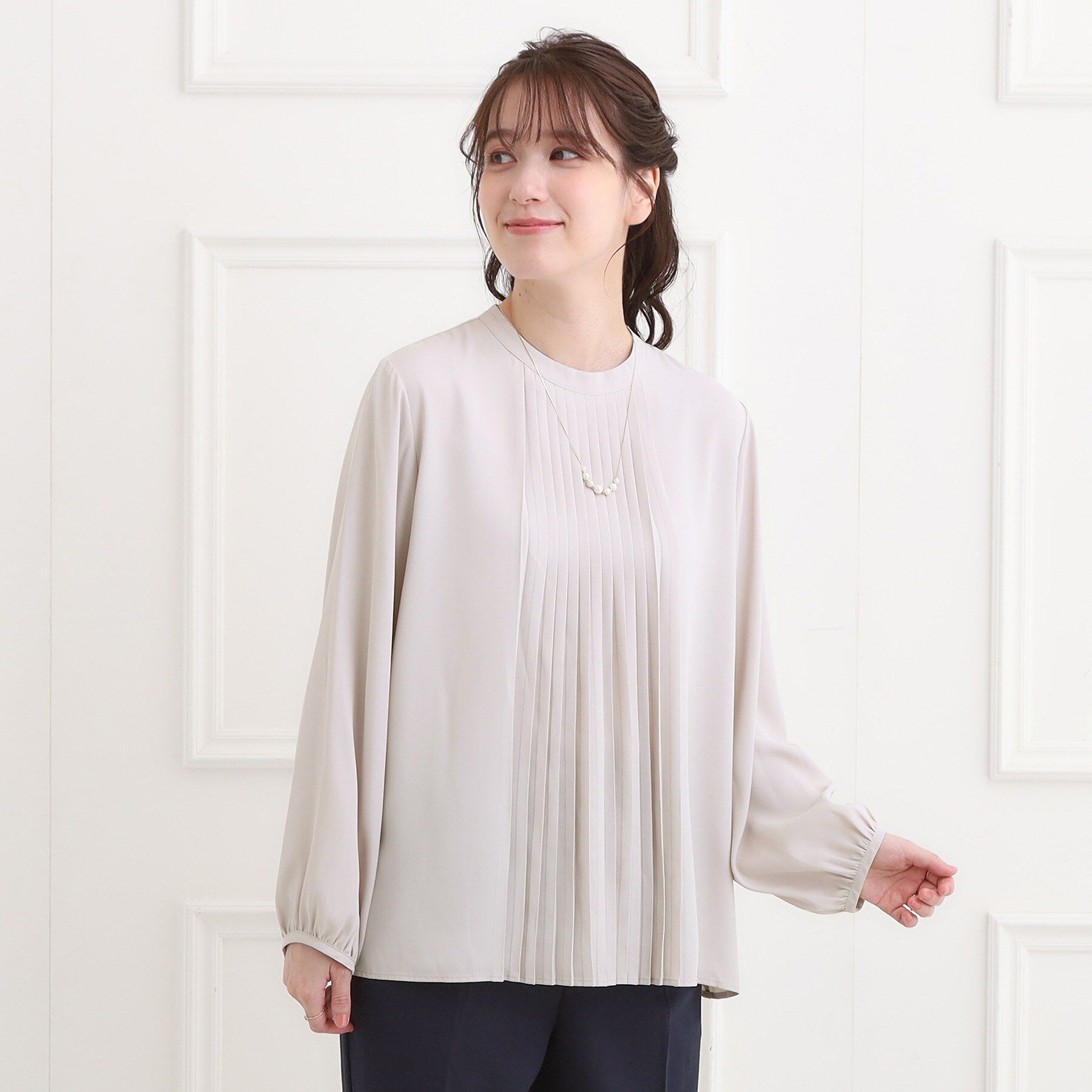 SHOO･LA･RUE「【洗濯機可/S-3L】女性らしさとすっきり見えを叶える フロントプリーツブラウス」|シャツ・ブラウス|