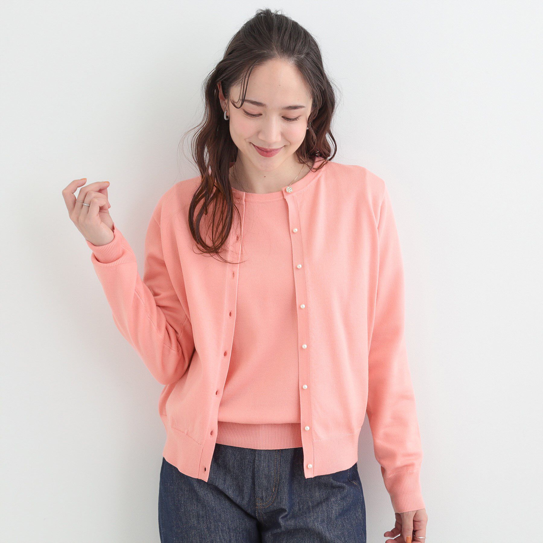 SHOO･LA･RUE「【洗濯機可/アンサンブル可】パール&times;ビジューがきらめく 上品クルーネックカーディガン」|カーディガン|