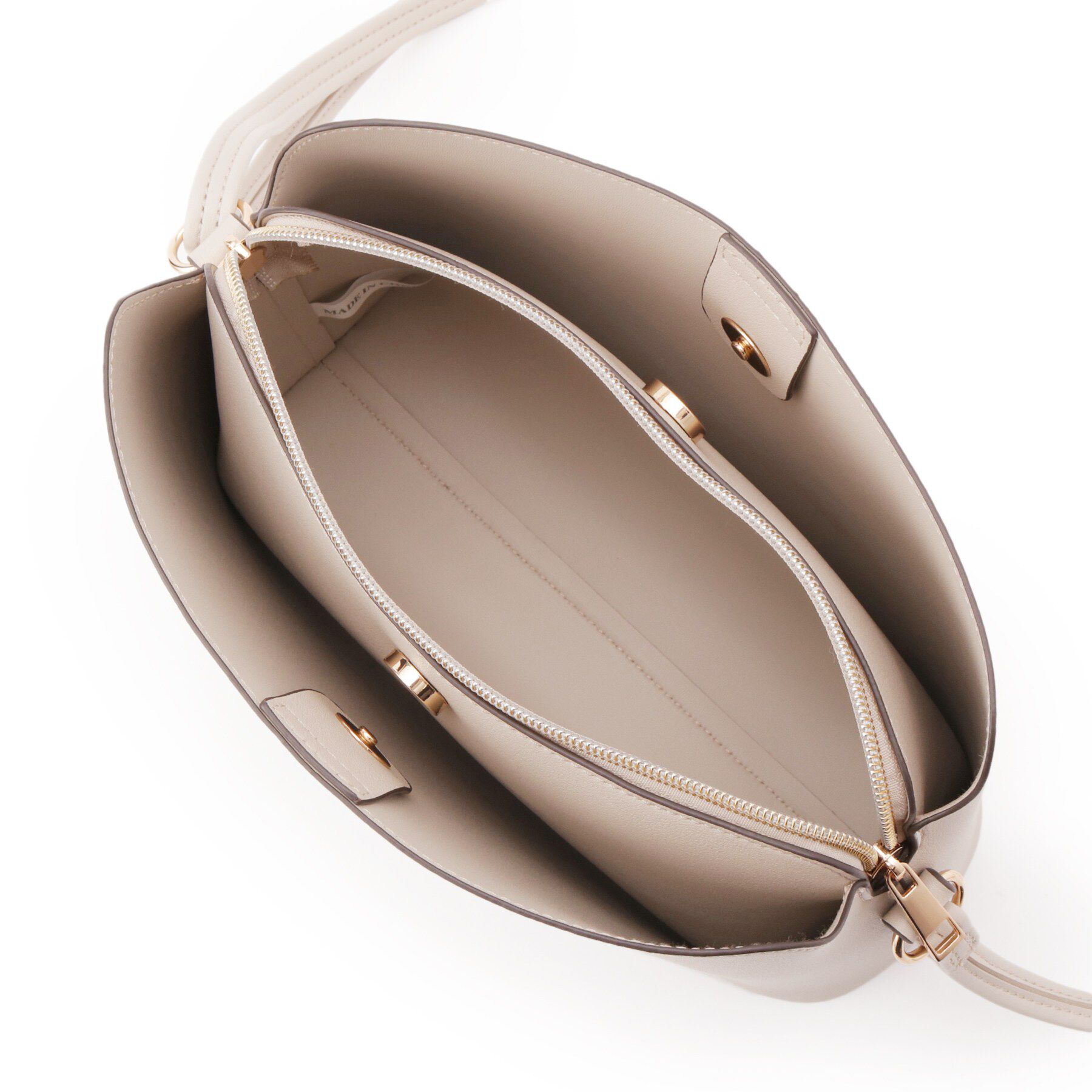 SHOO･LA･RUE「コンパクトながらしっかり入る 一枚革風 3層ショルダーバッグ」|ショルダー・メッセンジャー|