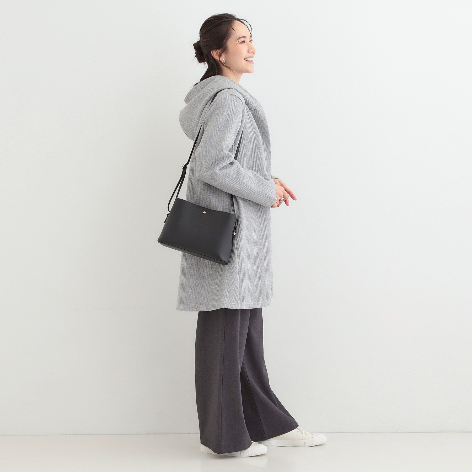 SHOO･LA･RUE「コンパクトながらしっかり入る 一枚革風 3層ショルダーバッグ」|ショルダー・メッセンジャー|