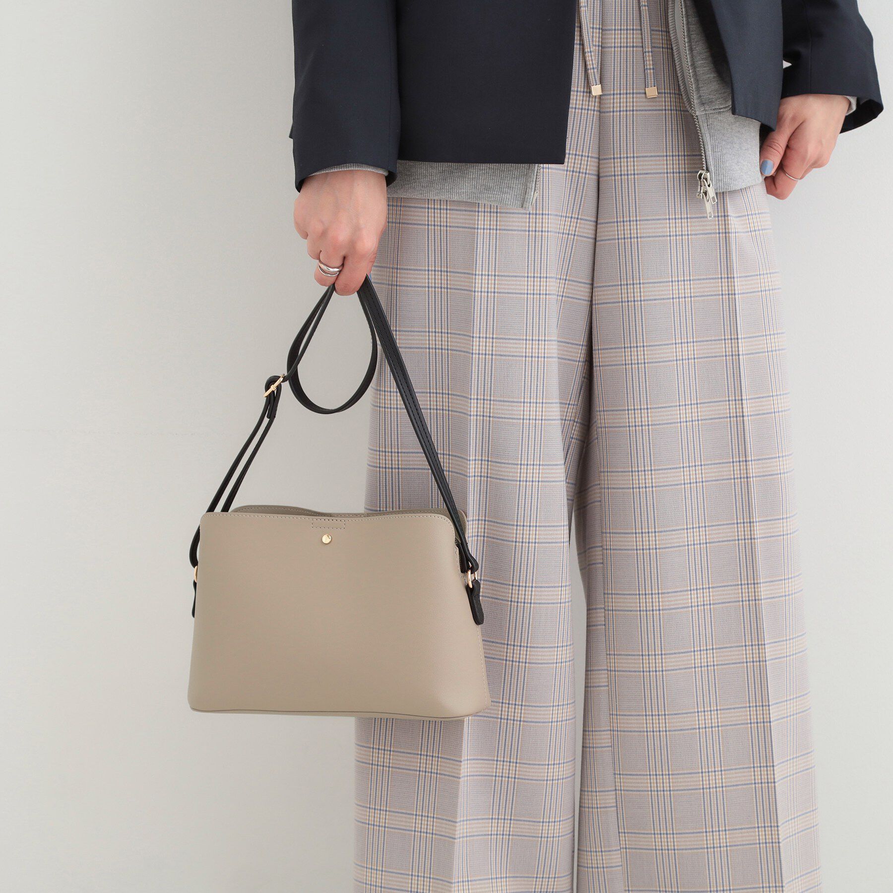 SHOO･LA･RUE「コンパクトながらしっかり入る 一枚革風 3層ショルダーバッグ」|ショルダー・メッセンジャー|