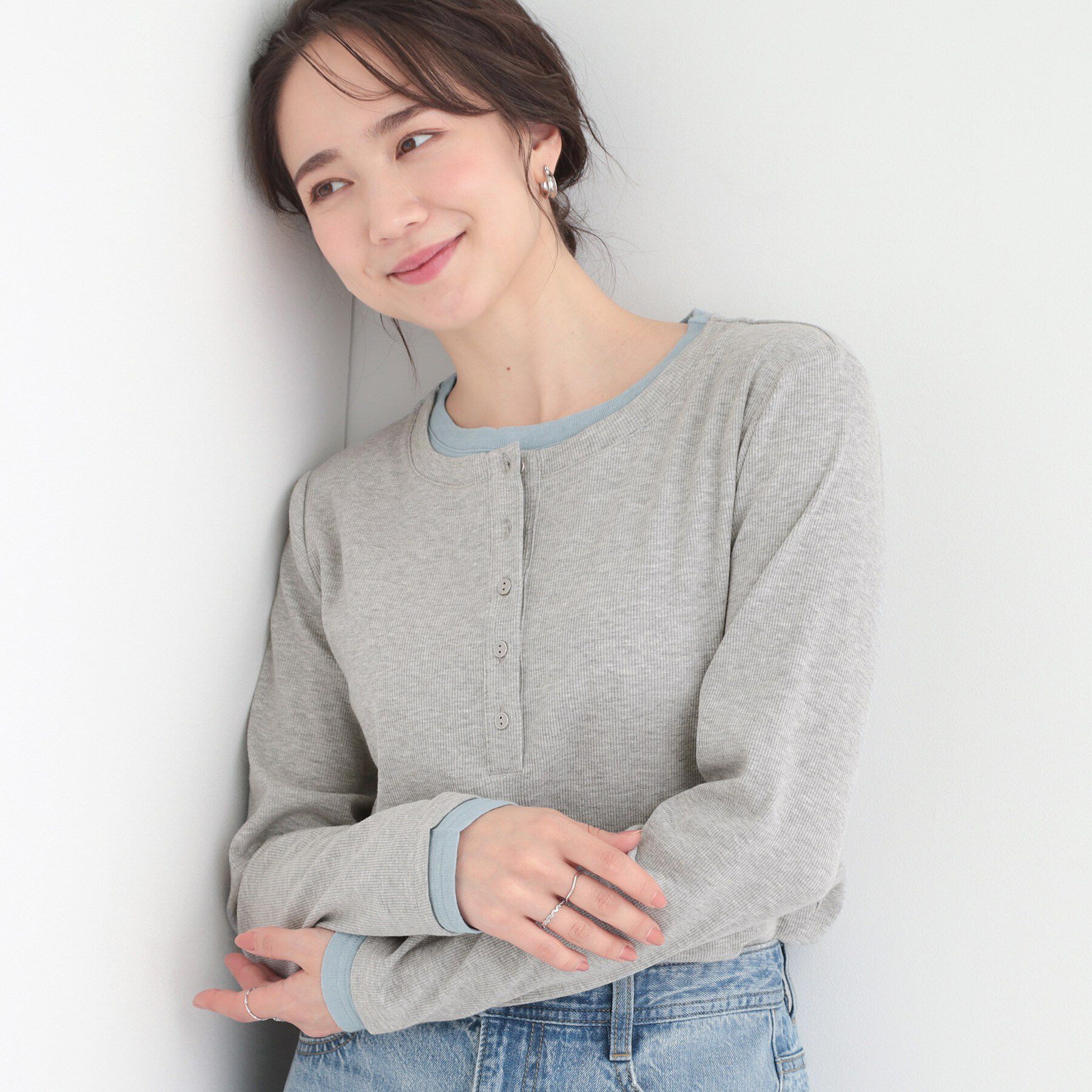 SHOO･LA･RUE「【洗濯機可/S-LL】1枚でサマ見え レイヤード風配色 ヘンリーネックロンT」|Tシャツ・カットソー|グレー(012)