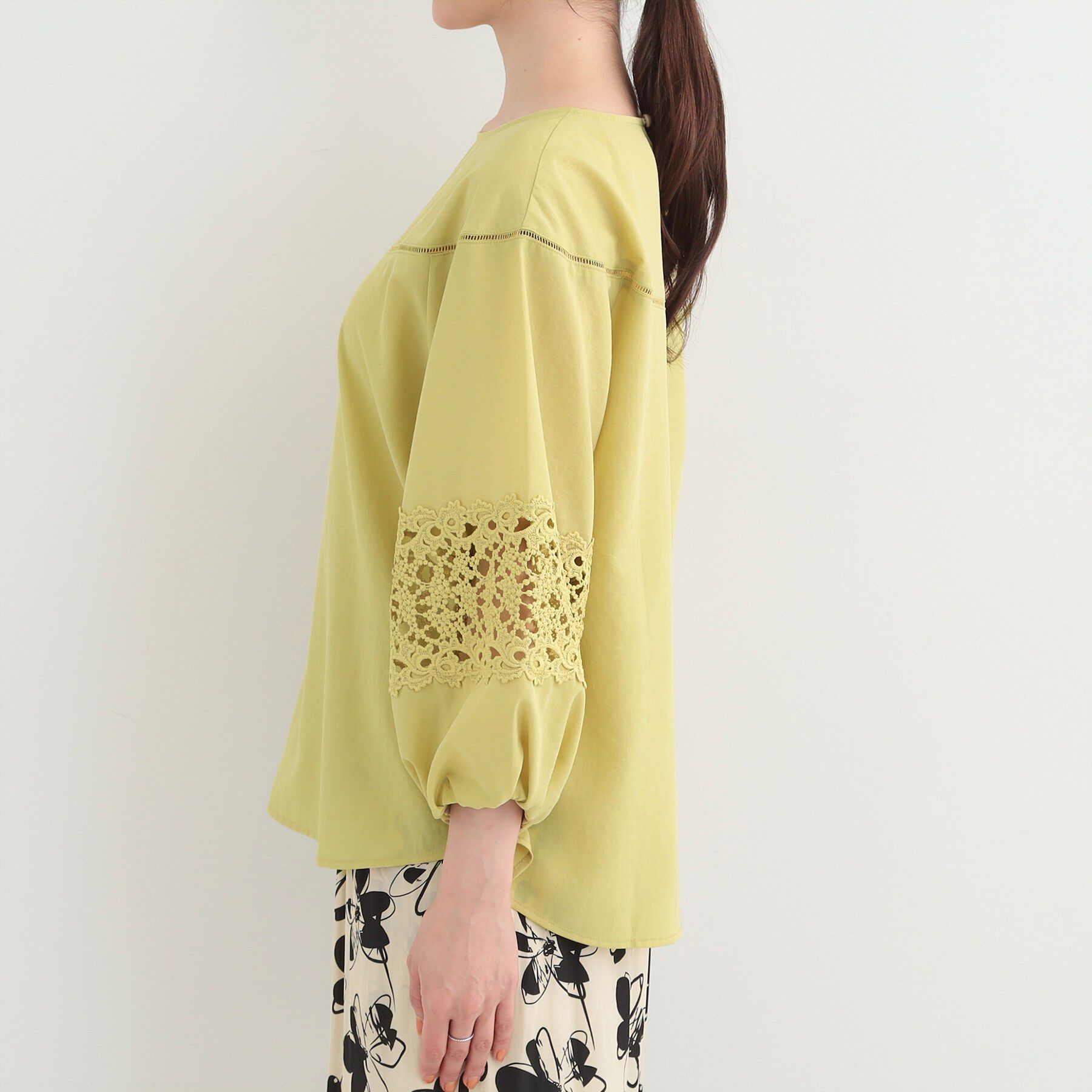 SHOO･LA･RUE「【洗濯機可/S-LL】透かし編み柄が上品な レース切り替えブラウス」|シャツ・ブラウス|