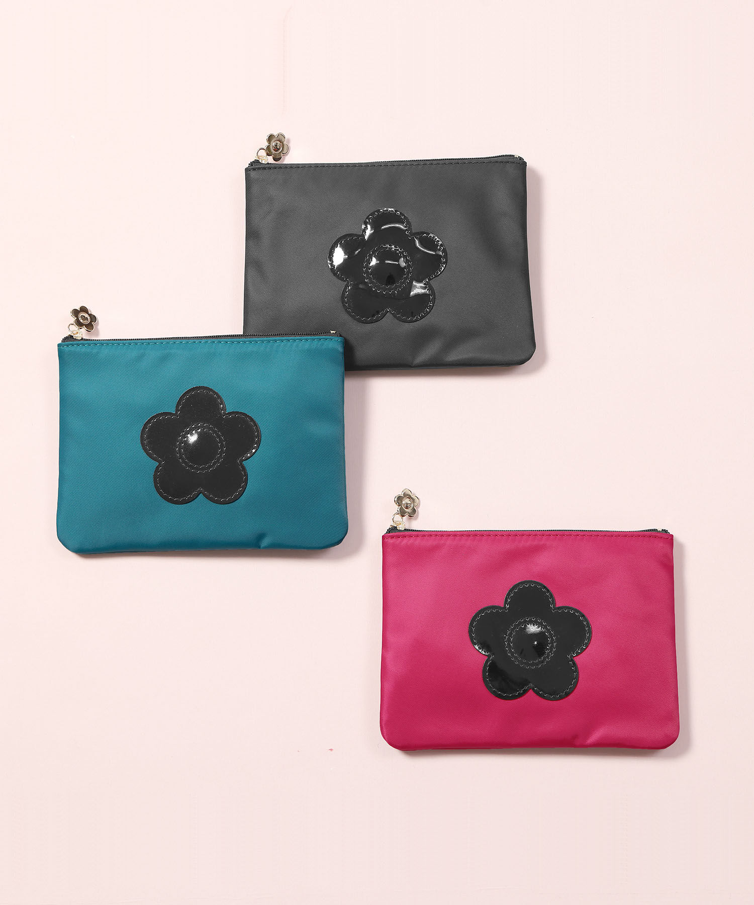 MARY QUANT「ナイロンエナメルデイジー フラットポーチミニ」|ポーチ|