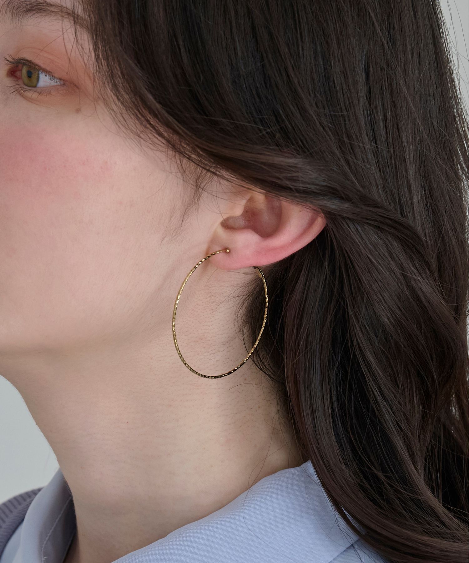 Phoebe「≪雑誌掲載≫ツイストラインフープイヤリング ゴールド」|イヤリング|ゴールド