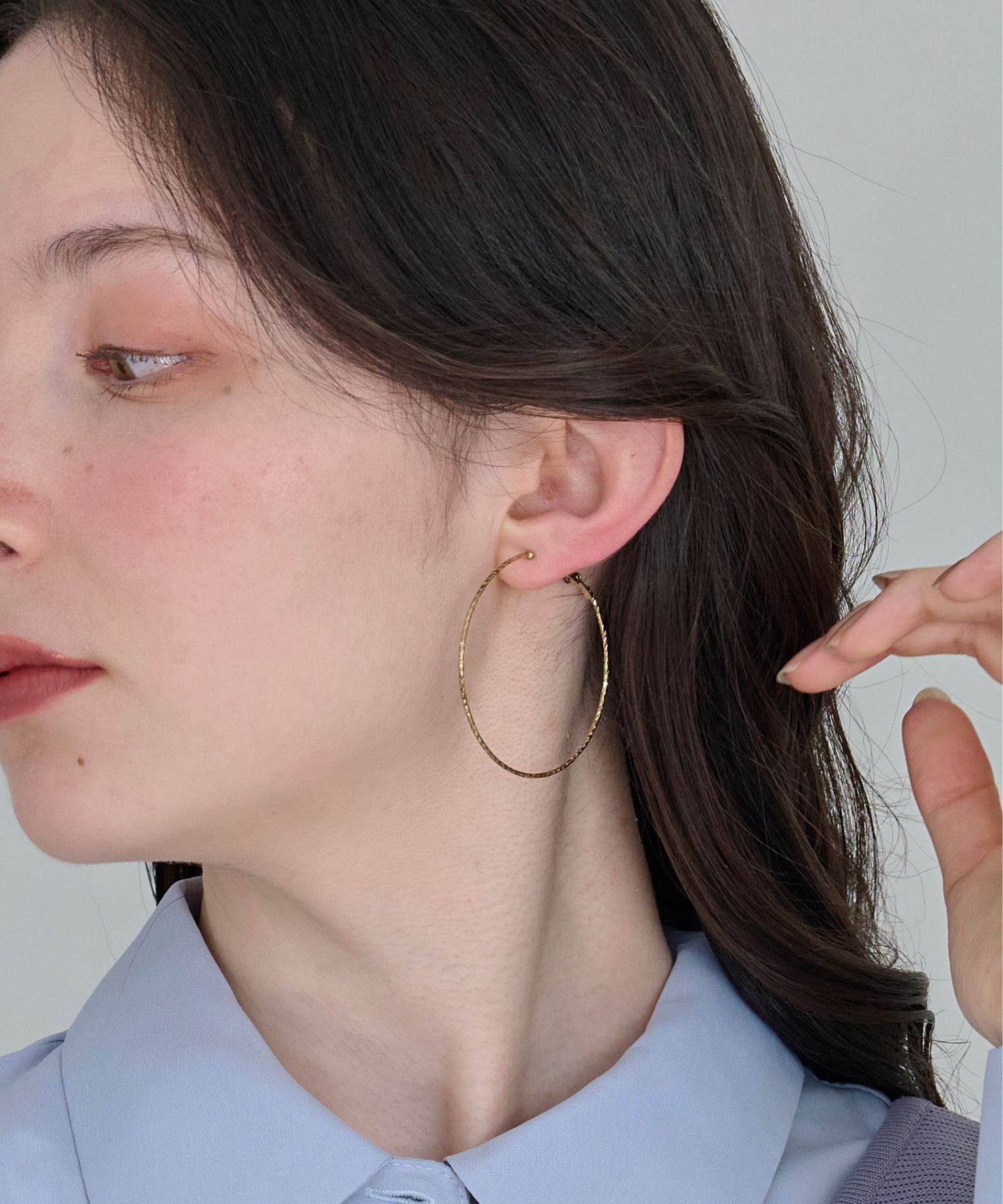 Phoebe「≪雑誌掲載≫ツイストラインフープイヤリング ゴールド」|イヤリング|