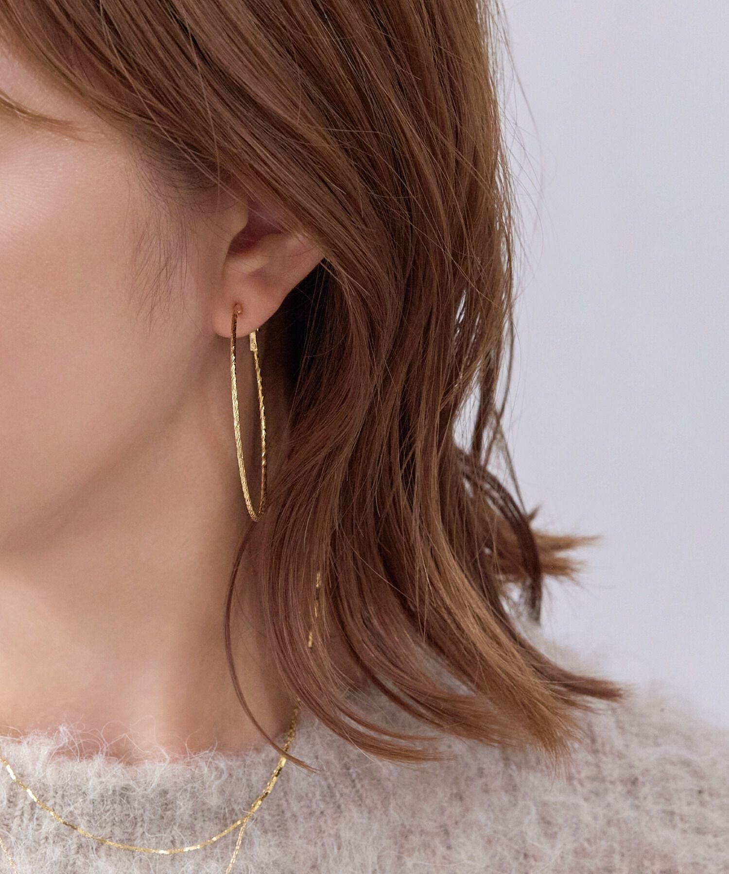 Phoebe「≪雑誌掲載≫ツイストラインフープイヤリング ゴールド」|イヤリング|