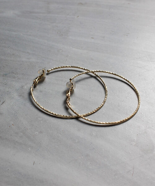 Phoebe「≪雑誌掲載≫ツイストラインフープイヤリング ゴールド」|イヤリング|
