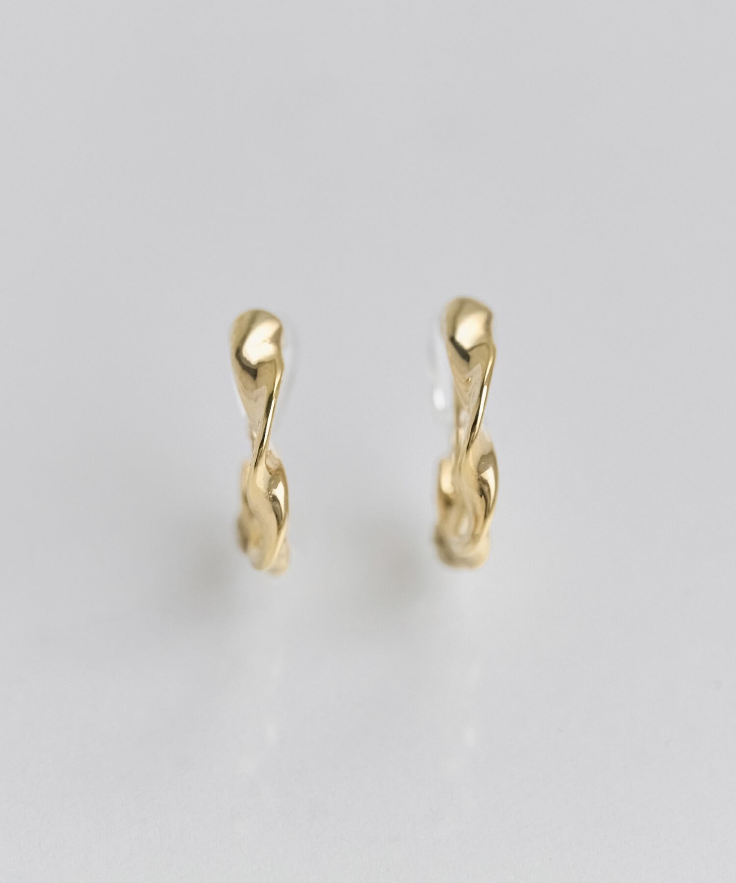 Phoebe「【金属アレルギー対応/痛くないシリーズ】メタルループフィットイヤリング　ゴールド」|イヤリング|