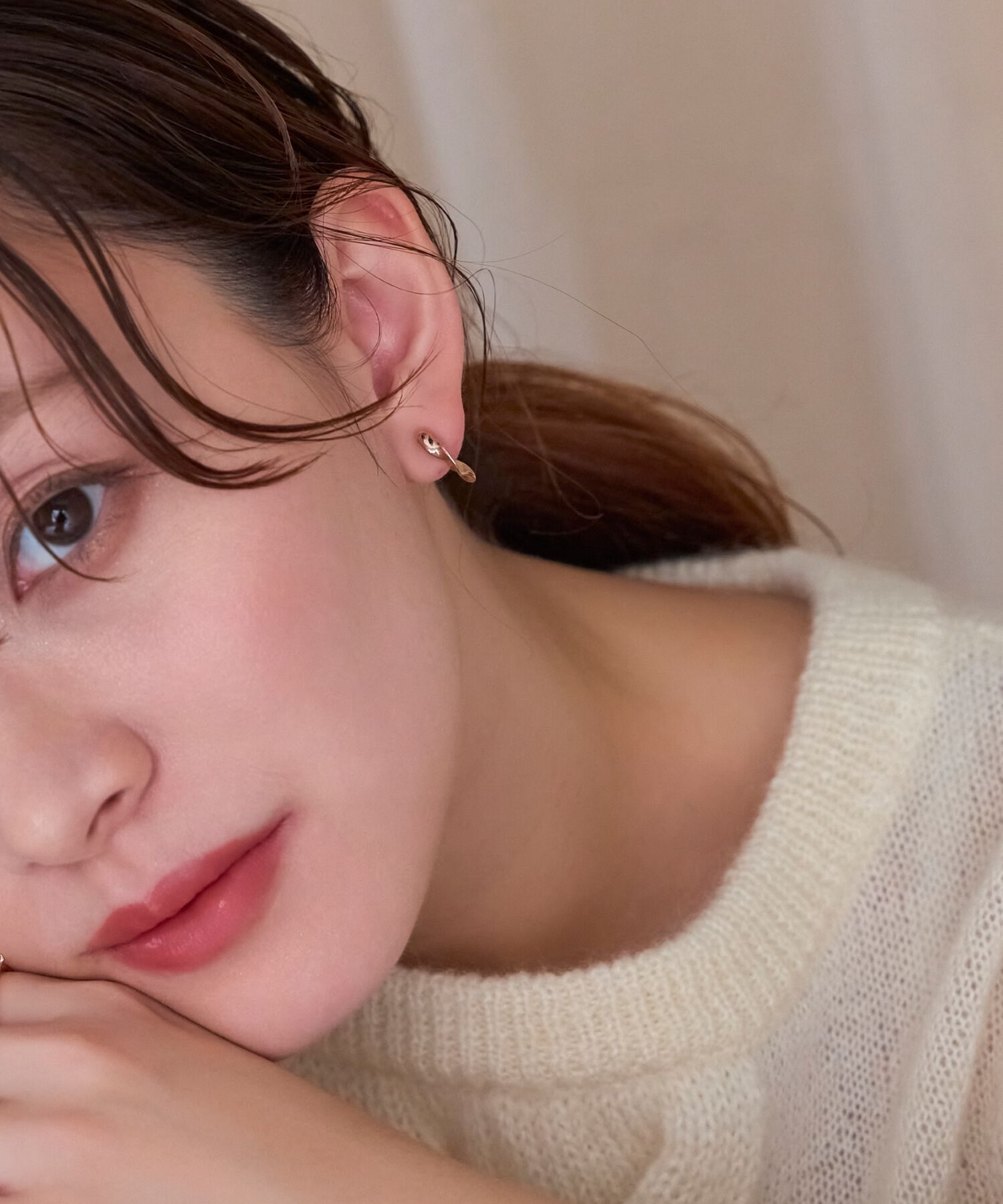 Phoebe「【金属アレルギー対応/痛くないシリーズ】メタルループフィットイヤリング　シャンパンゴールド」|イヤリング|