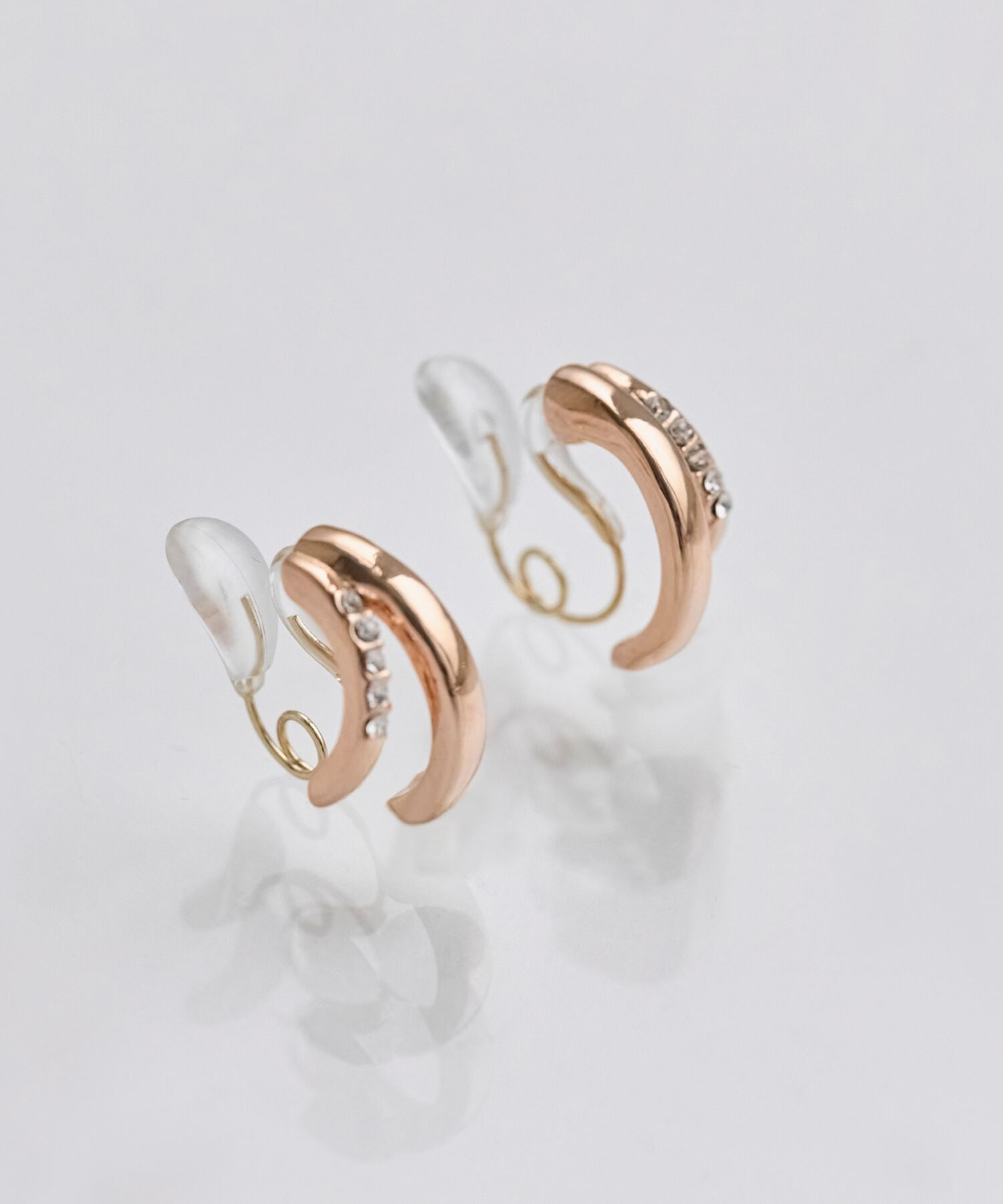 Phoebe「【金属アレルギー対応/痛くないシリーズ】シャインループフィットイヤリング　シャンパンゴールド」|イヤリング|