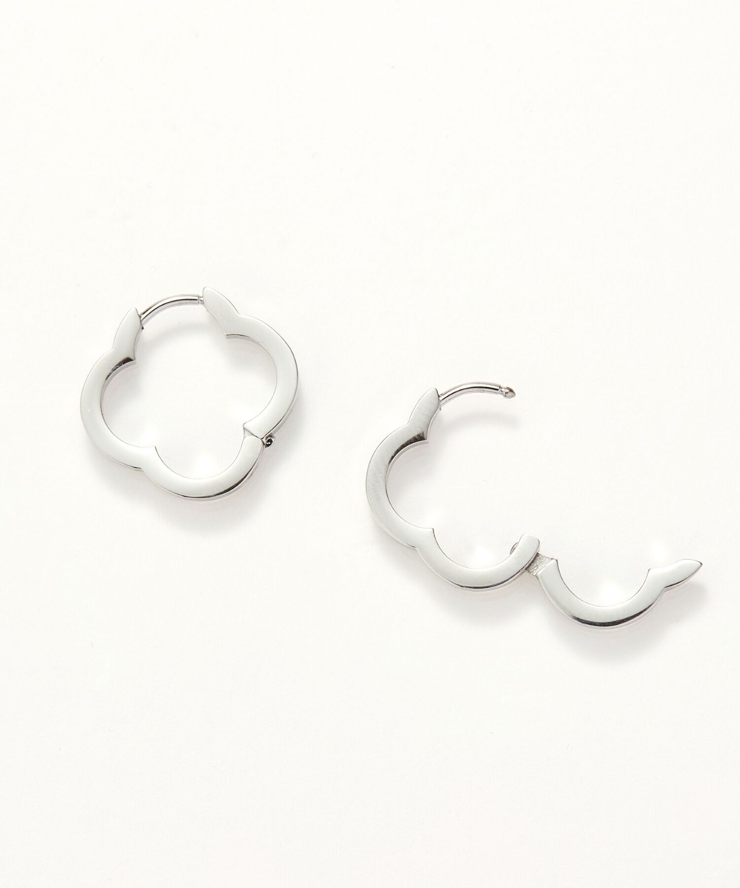 Phoebe「【金属アレルギー対応】フラワーワンタッチフープピアス　シルバー/サージカルステンレス」|ピアス|