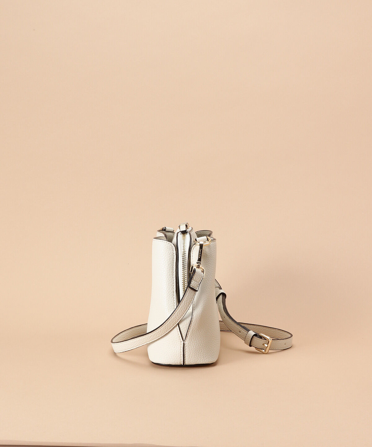 Samantha Thavasa「ウェーブデザインカッティングショルダーバッグ」|ショルダー・メッセンジャー|