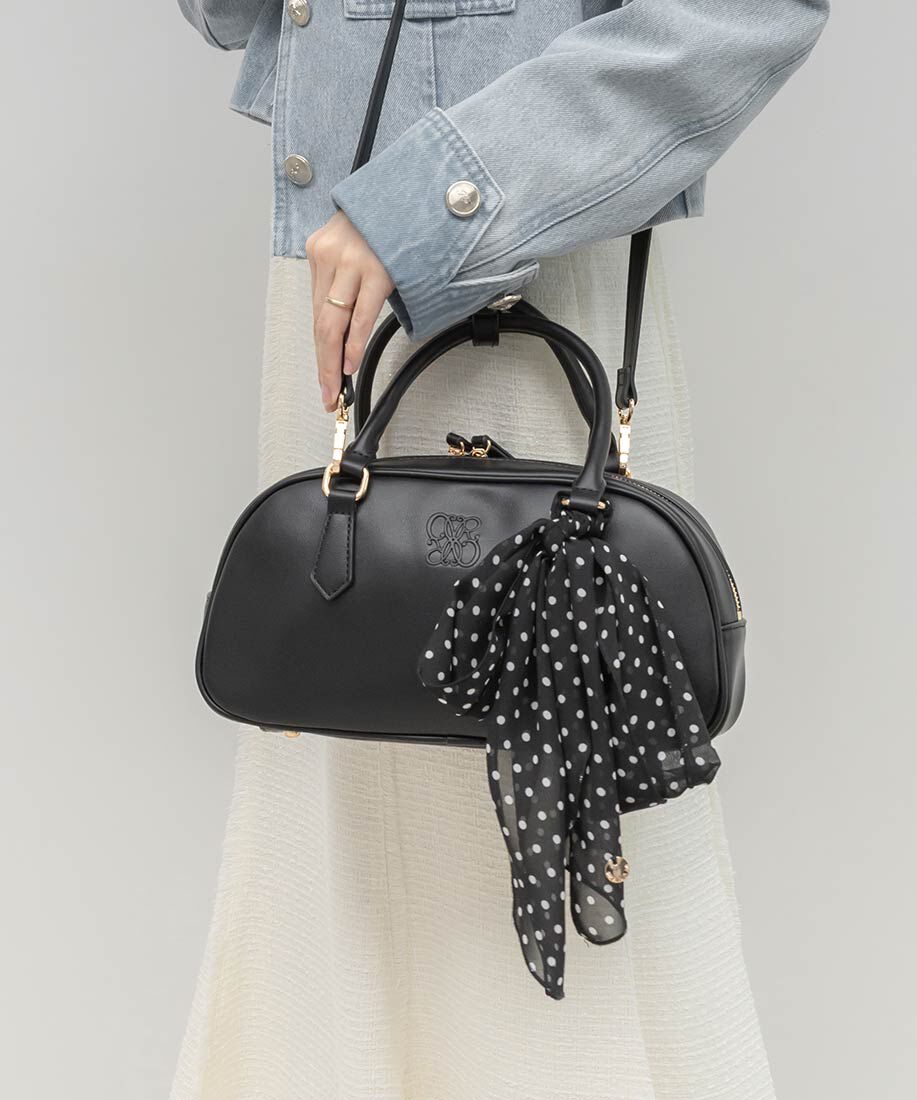  「2WAY スカーフ付きエンボスロゴボストンバッグ」|ハンドバッグ|ブラック