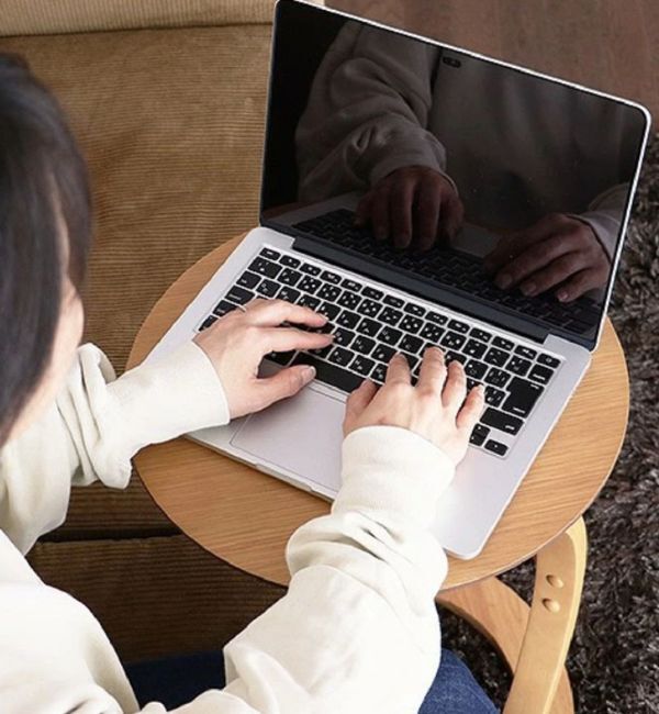 B-COMPANY「手元近くまで寄せられる　LOTUSサイドテーブル」|ステーショナリー|