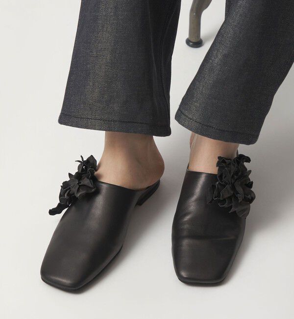 ODETTE E ODILE「コサージュミュール フラット10」|パンプス|