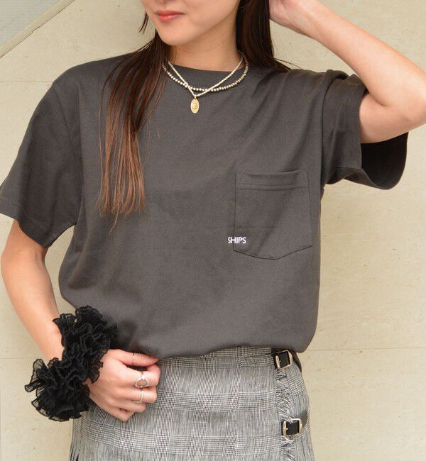 SHIPS「【累計販売数18万枚突破!!】【WEB限定】SHIPS: マイクロ SHIPSロゴ ポケット Tシャツ」|Tシャツ・カットソー|ダークグレー