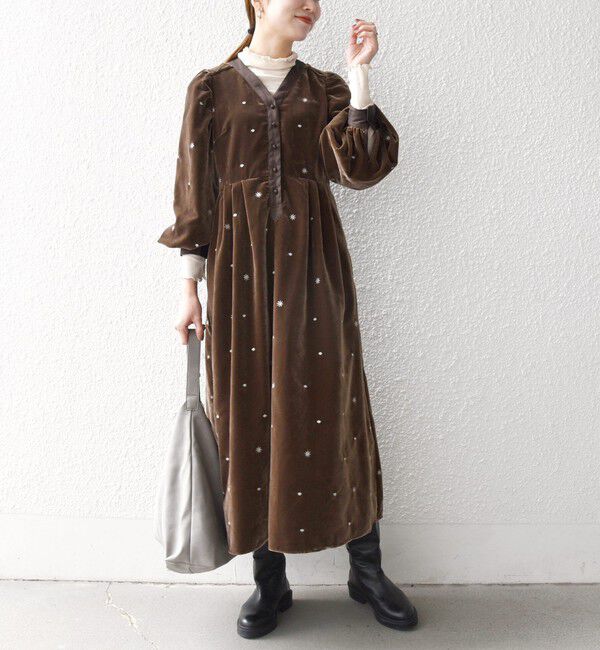 SHIPS any「SHIPS any:〈手洗い可能〉ポリエステル ベロア 刺繍 タック フレア ワンピース」|ワンピース|ブラウン