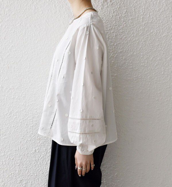 SHIPS any「SHIPS any:〈洗濯機可能〉フラワー モチーフ ハシゴレース クルーネック ブラウス」|シャツ・ブラウス|