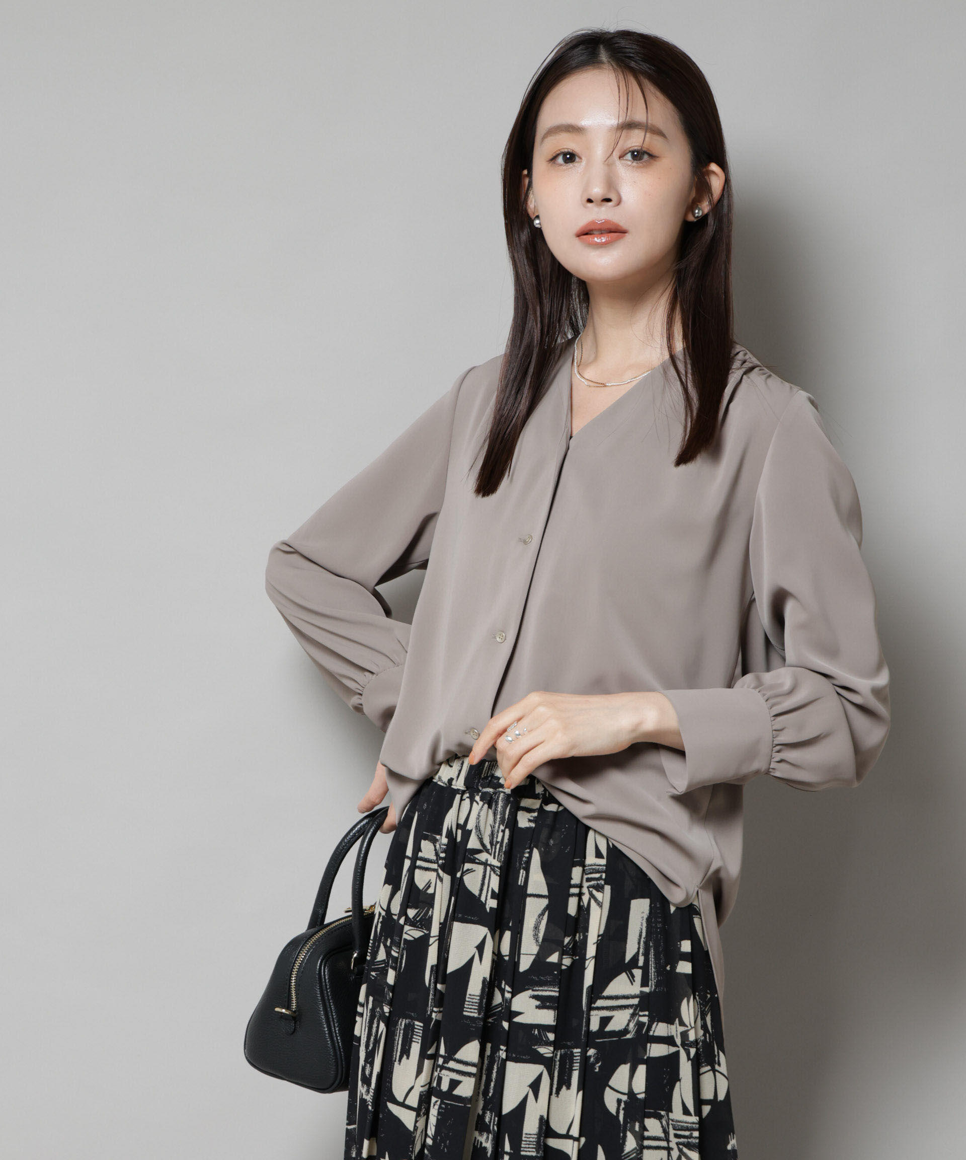 nano･universe「フロントボタンVネックブラウス」|シャツ・ブラウス|モカ3