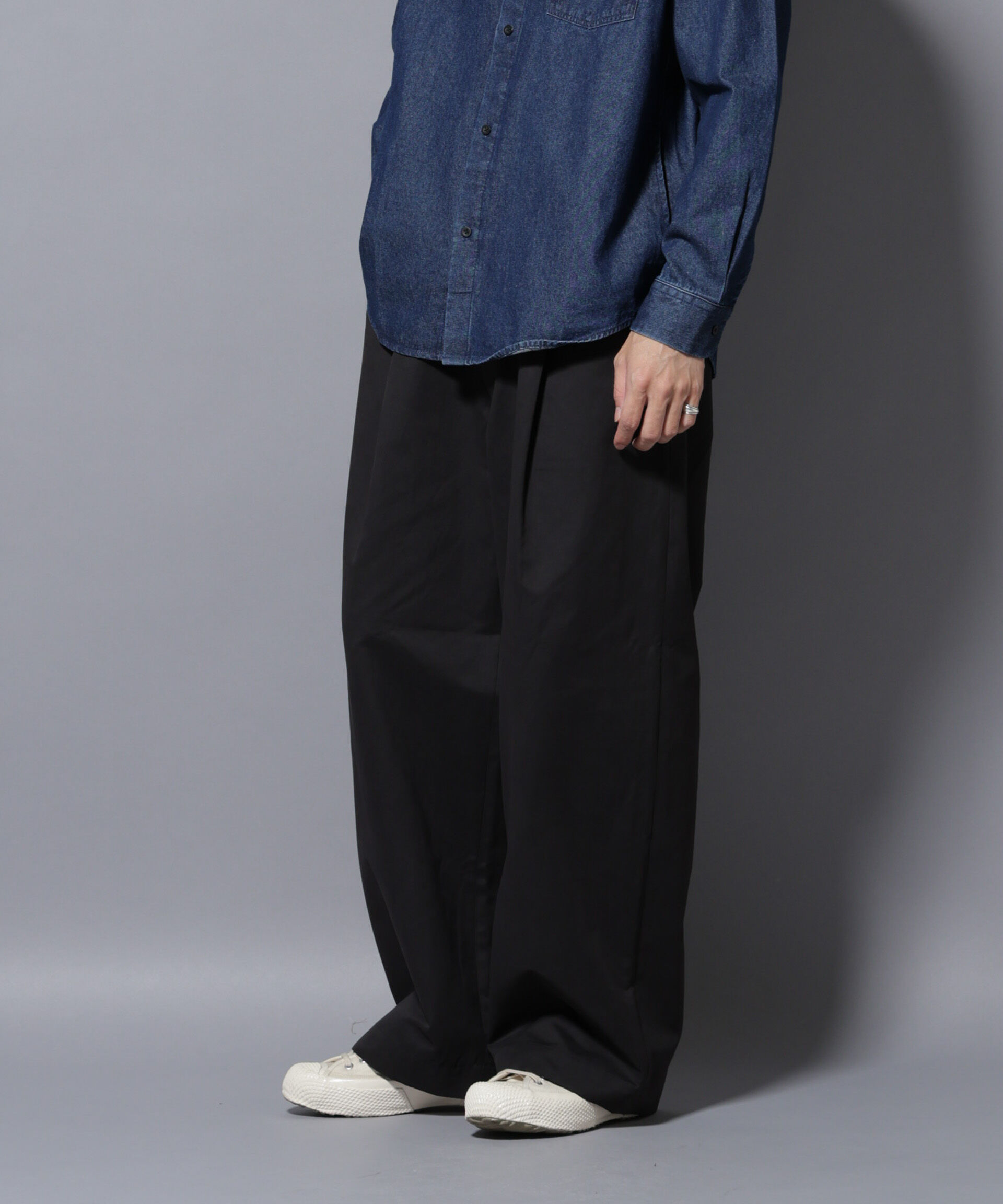 nano･universe「オイルドライクバギーパンツ」|チノ|ブラック