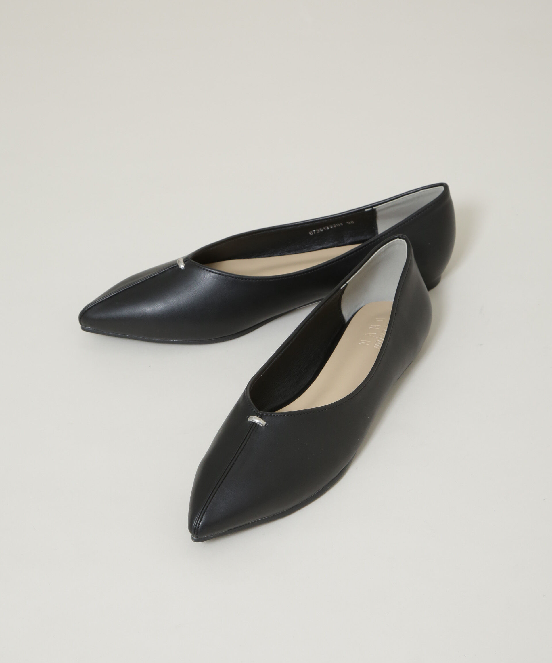 nano･universe「ポインテッドトゥフラットモチーフパンプス」|ビジネス・ドレスシューズ|