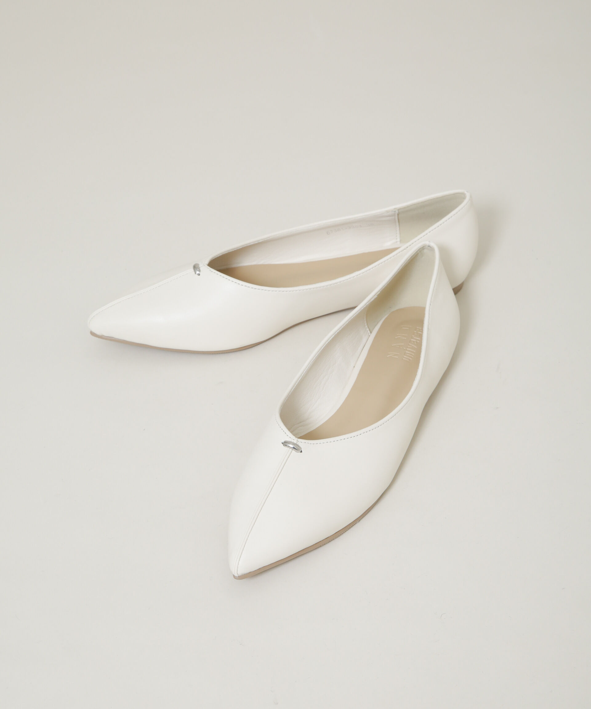 nano･universe「ポインテッドトゥフラットモチーフパンプス」|ビジネス・ドレスシューズ|