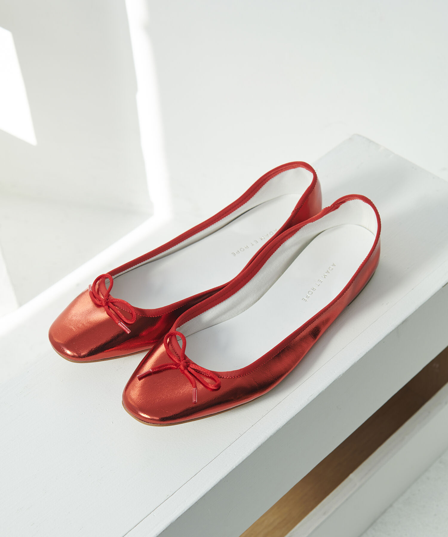 ADAM ET ROPE'「【サステナブル】メタリックバレエ」|バレエシューズ|レッド(60)