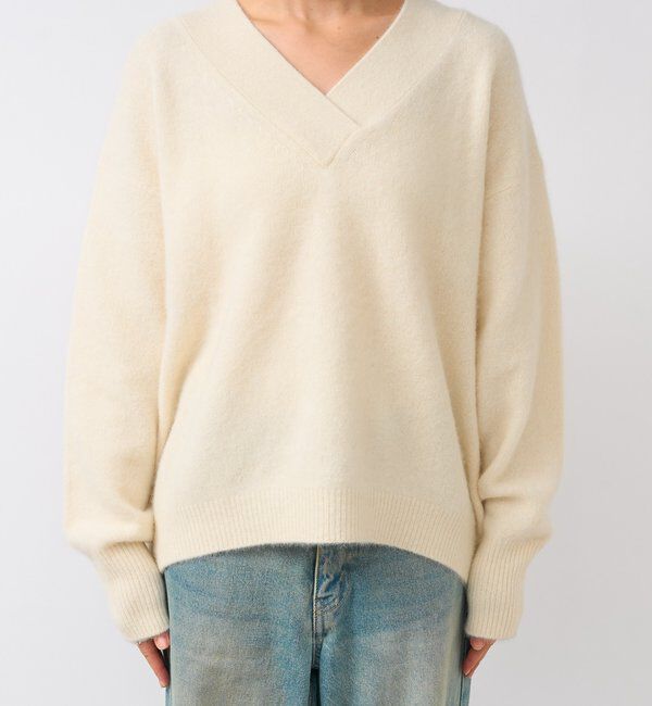  「【華やかな印象に】ヘアリーヤーン深Vネックニット」|ニット・セーター|