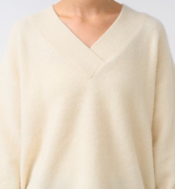  「【華やかな印象に】ヘアリーヤーン深Vネックニット」|ニット・セーター|