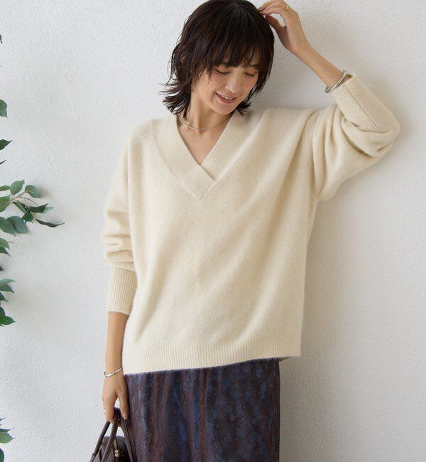  「【華やかな印象に】ヘアリーヤーン深Vネックニット」|ニット・セーター|