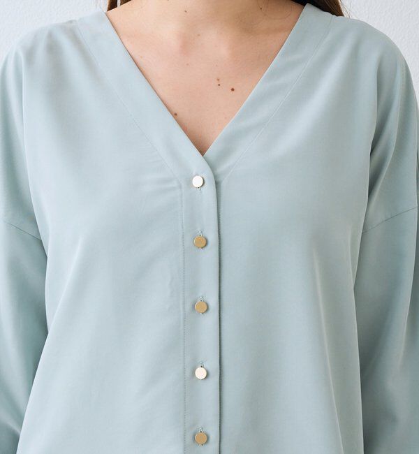 「【女性らしい抜け感】メタルボタンノーカラーブラウス」|シャツ・ブラウス|